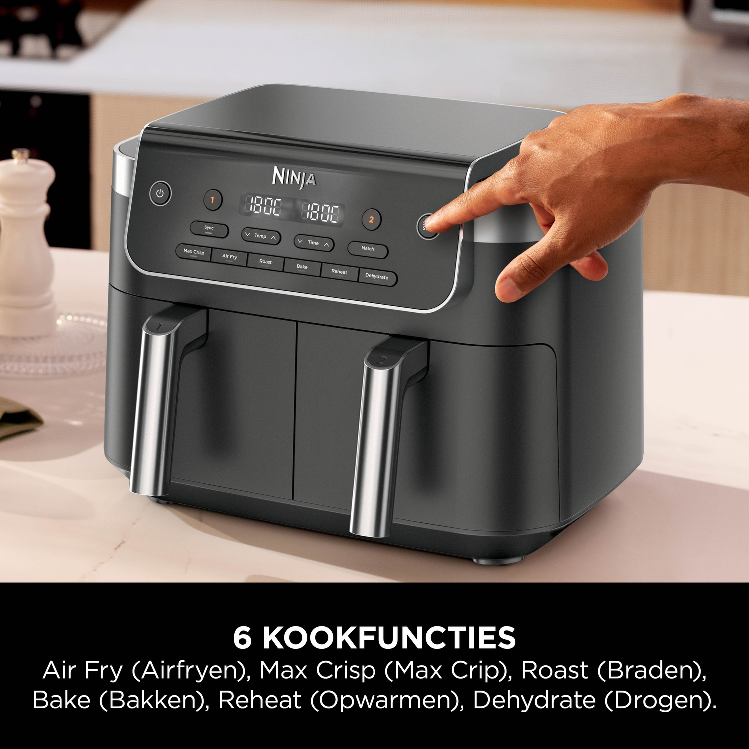 Een Ninja Dual Airfryer met touchscreen, een vinger drukt op een knop.
