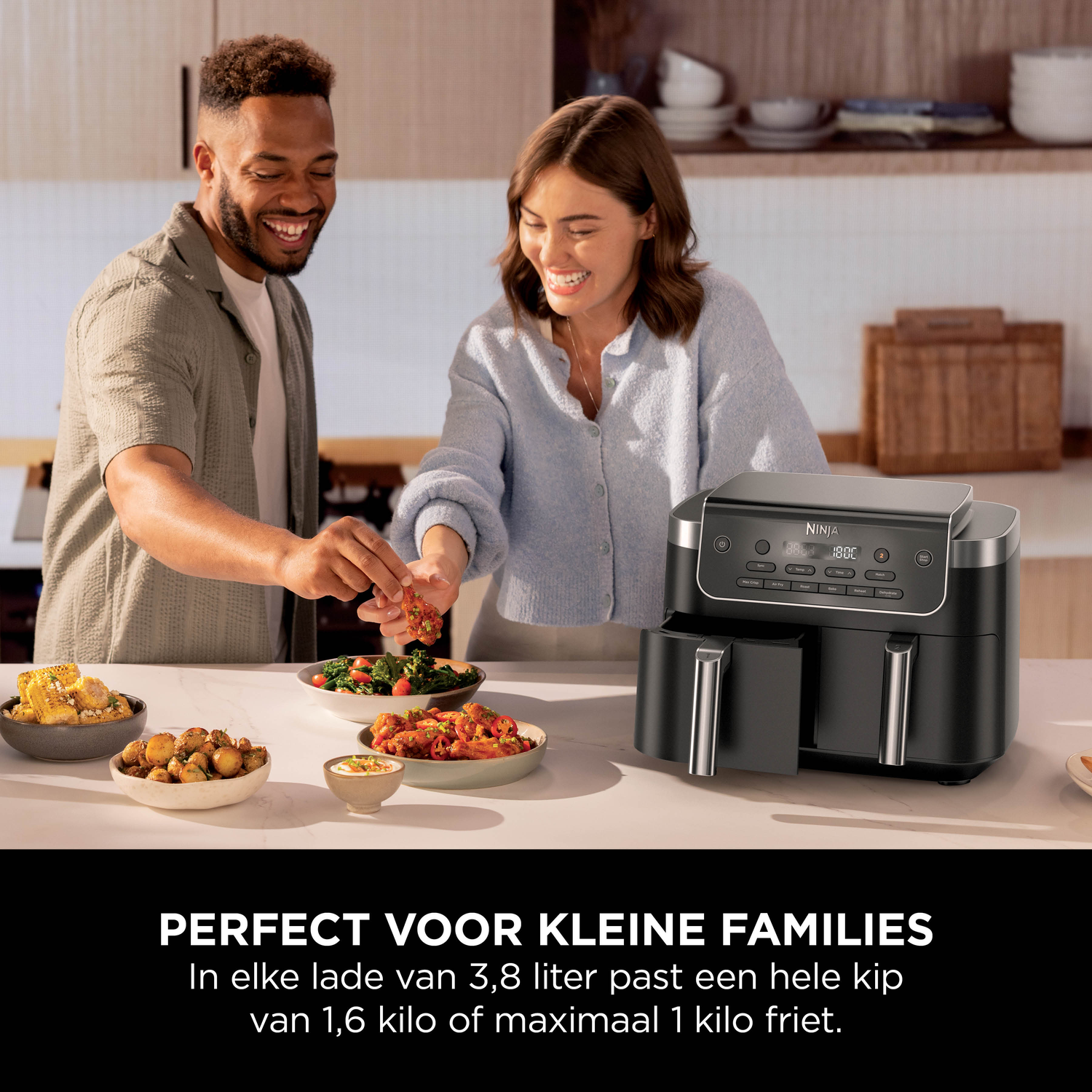 Een stel lacht terwijl ze eten in een Ninja dubbele heteluchtfriteuse leggen.