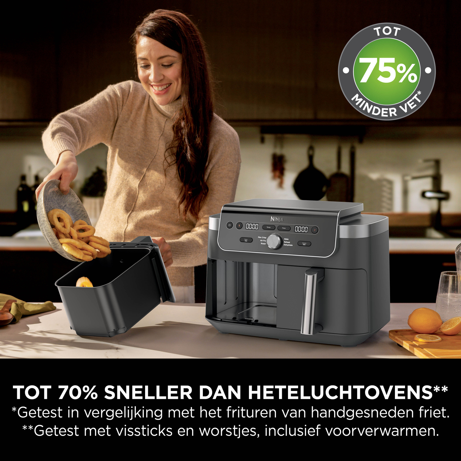 Een vrouw doet uienringen in een airfryer. Een "75% minder vet"-zegel is zichtbaar.