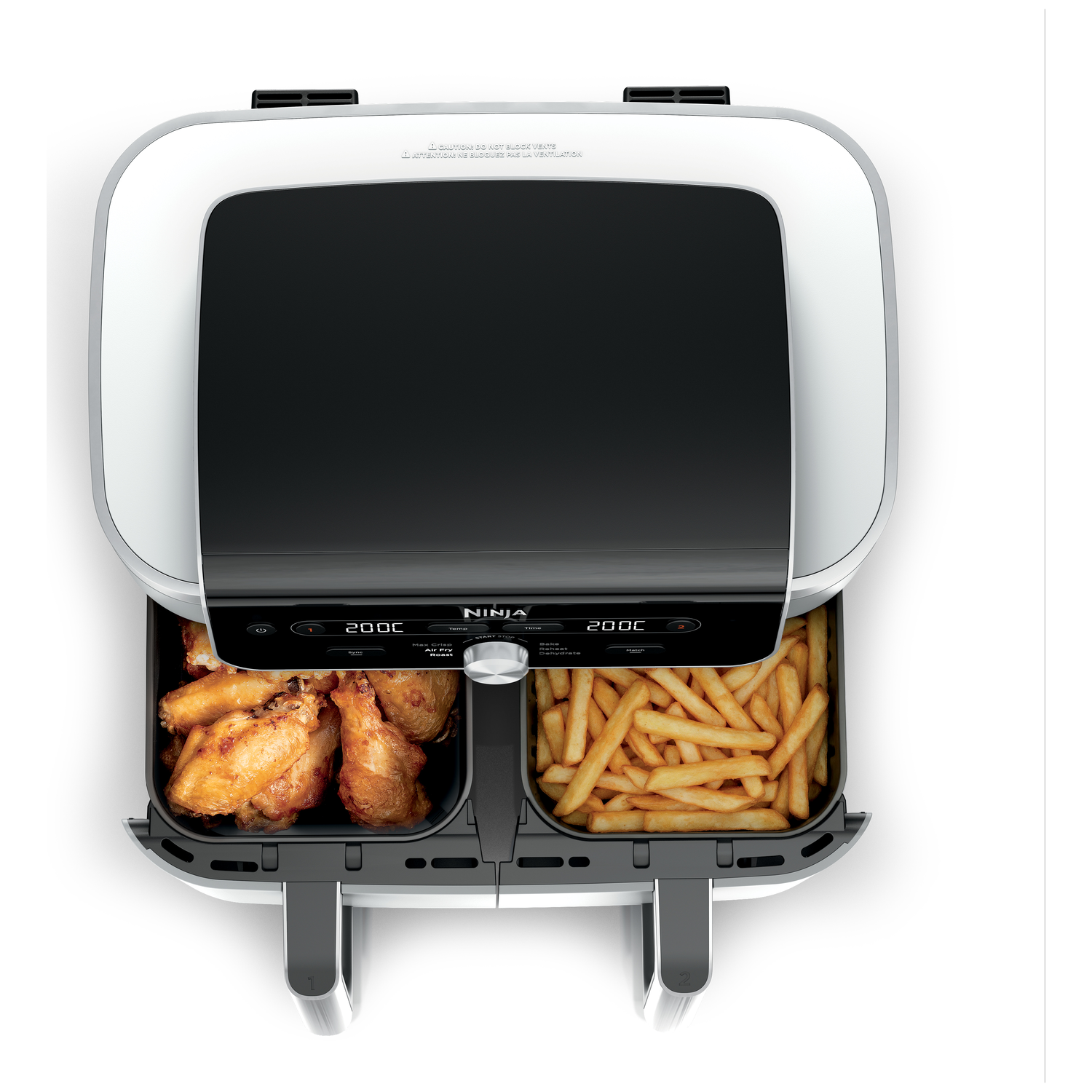 Een Ninja airfryer met kippenvleugels en frietjes.