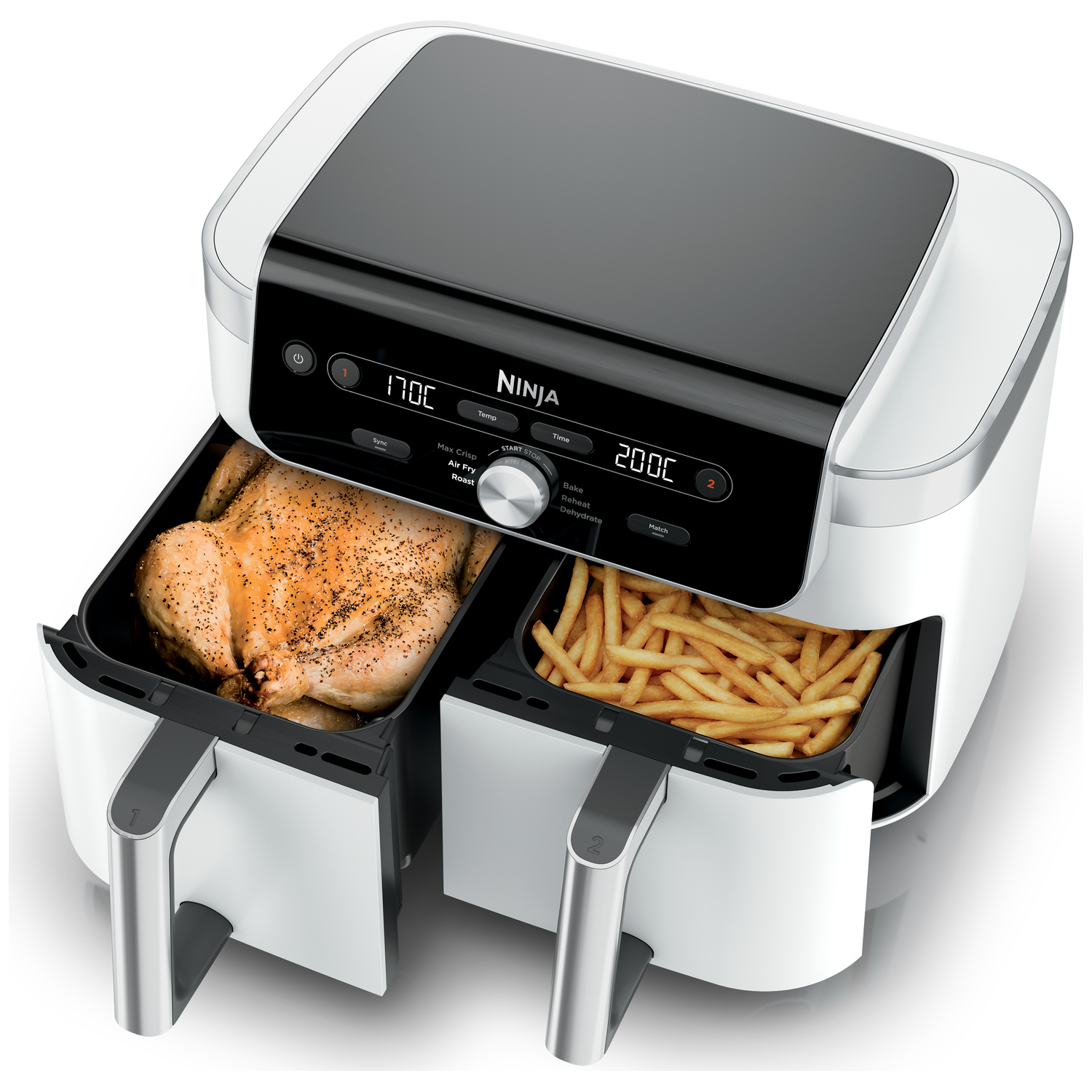 Een witte Ninja airfryer met een hele gebraden kip in de ene mand en frietjes in de andere.