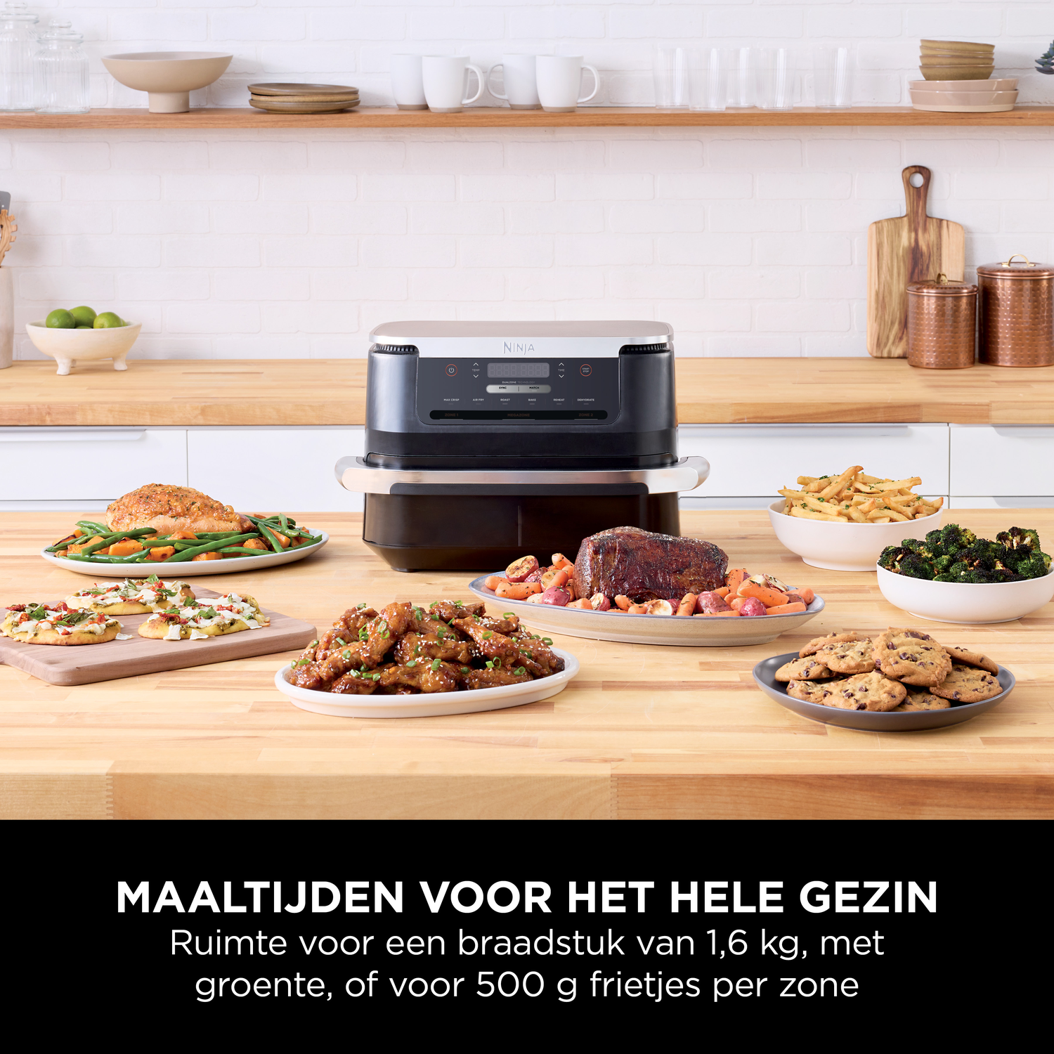 Ninja airfryer met maaltijden: gebraden, pizza, kip, frietjes, koekjes.