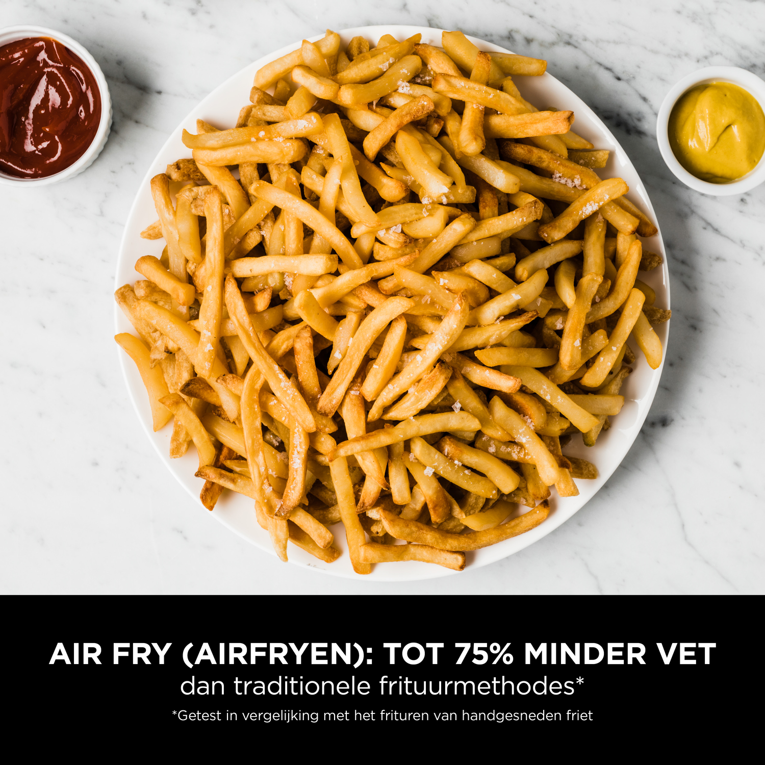 Een bord friet met zout, ketchup en mosterd. Airfryer voordelen worden geadverteerd.