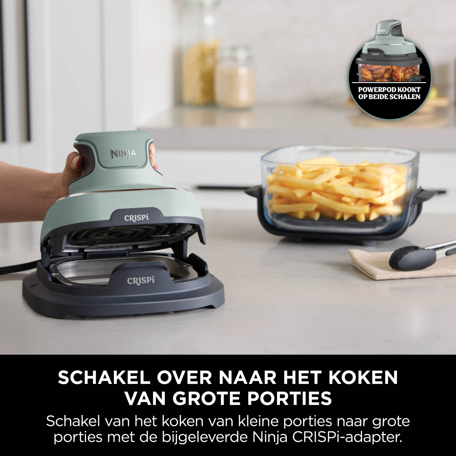 Een mintgroen Ninja Crispi apparaat staat op een aanrecht.