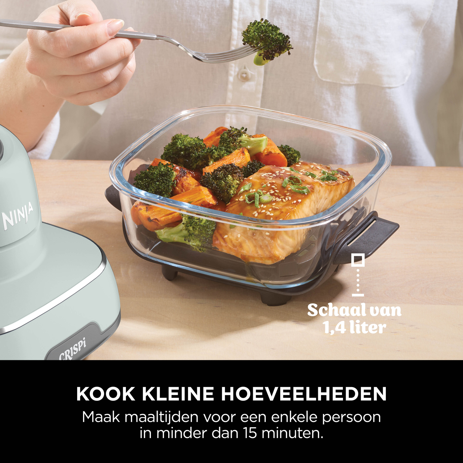 Een zalmfilet met broccoli en zoete aardappel in een glazen schaal.