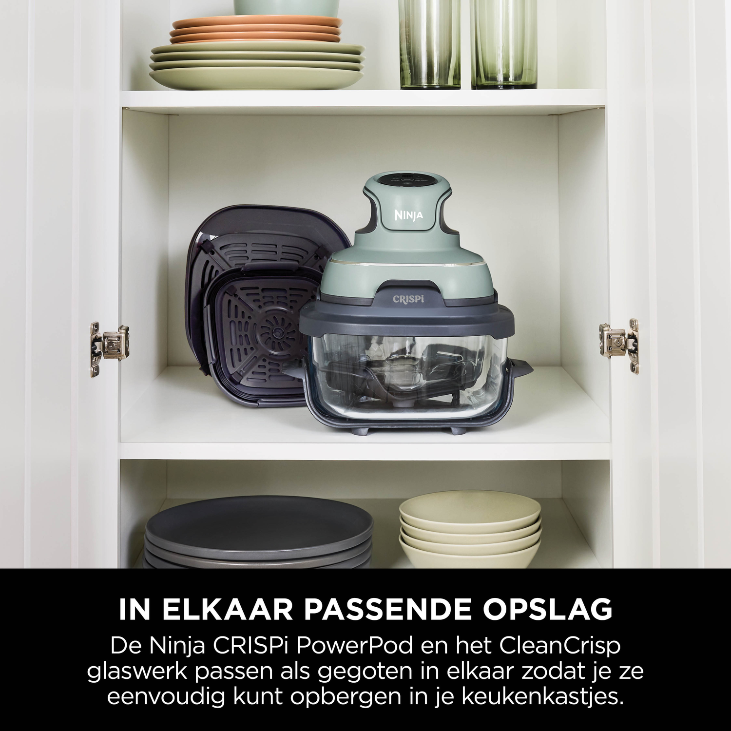 Een grijs Ninja CRISPI apparaat in een kast naast een airfryer mand en borden.