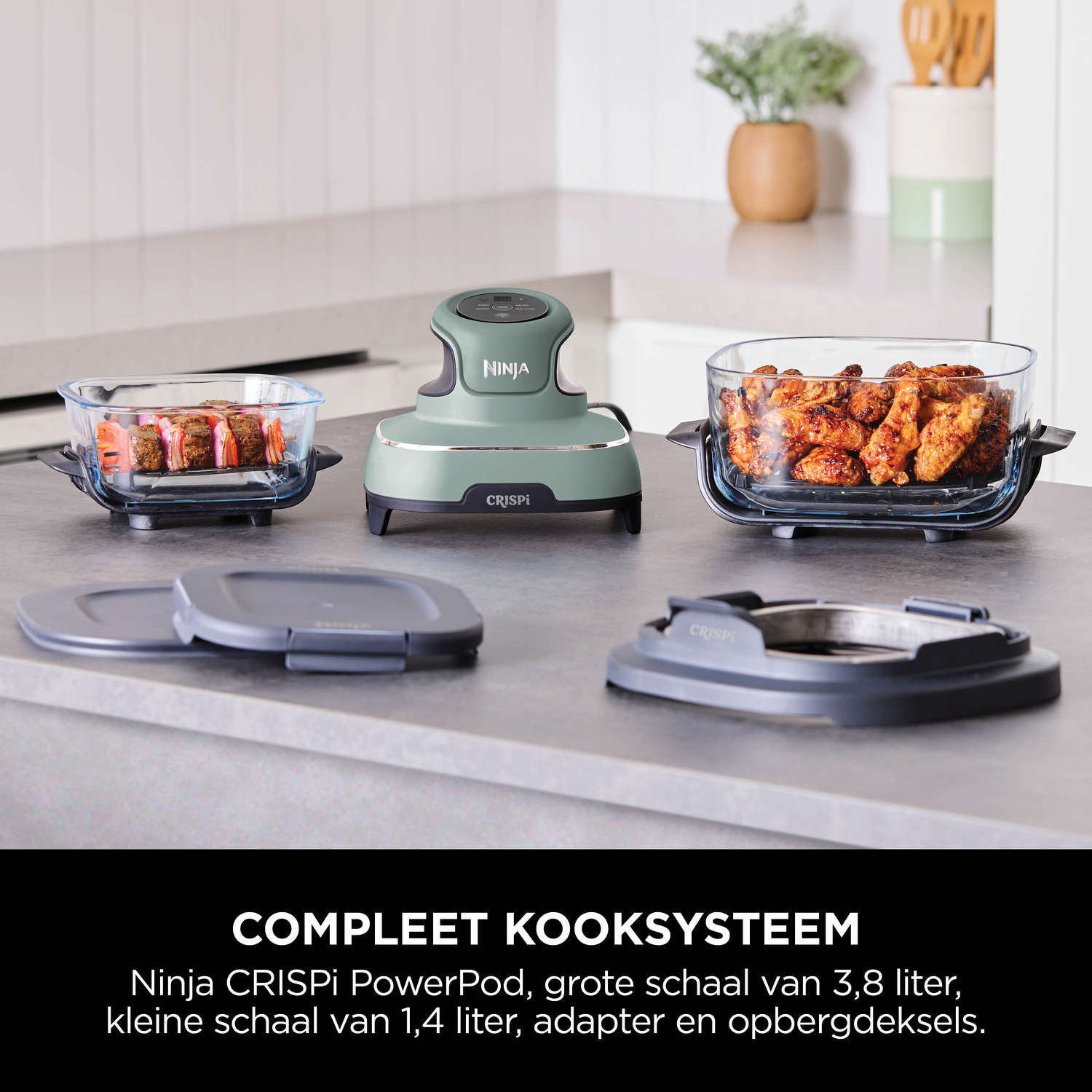 Ninja CRISPI PowerPod met twee glazen schalen: een met spiesjes, een met kippenvleugels.