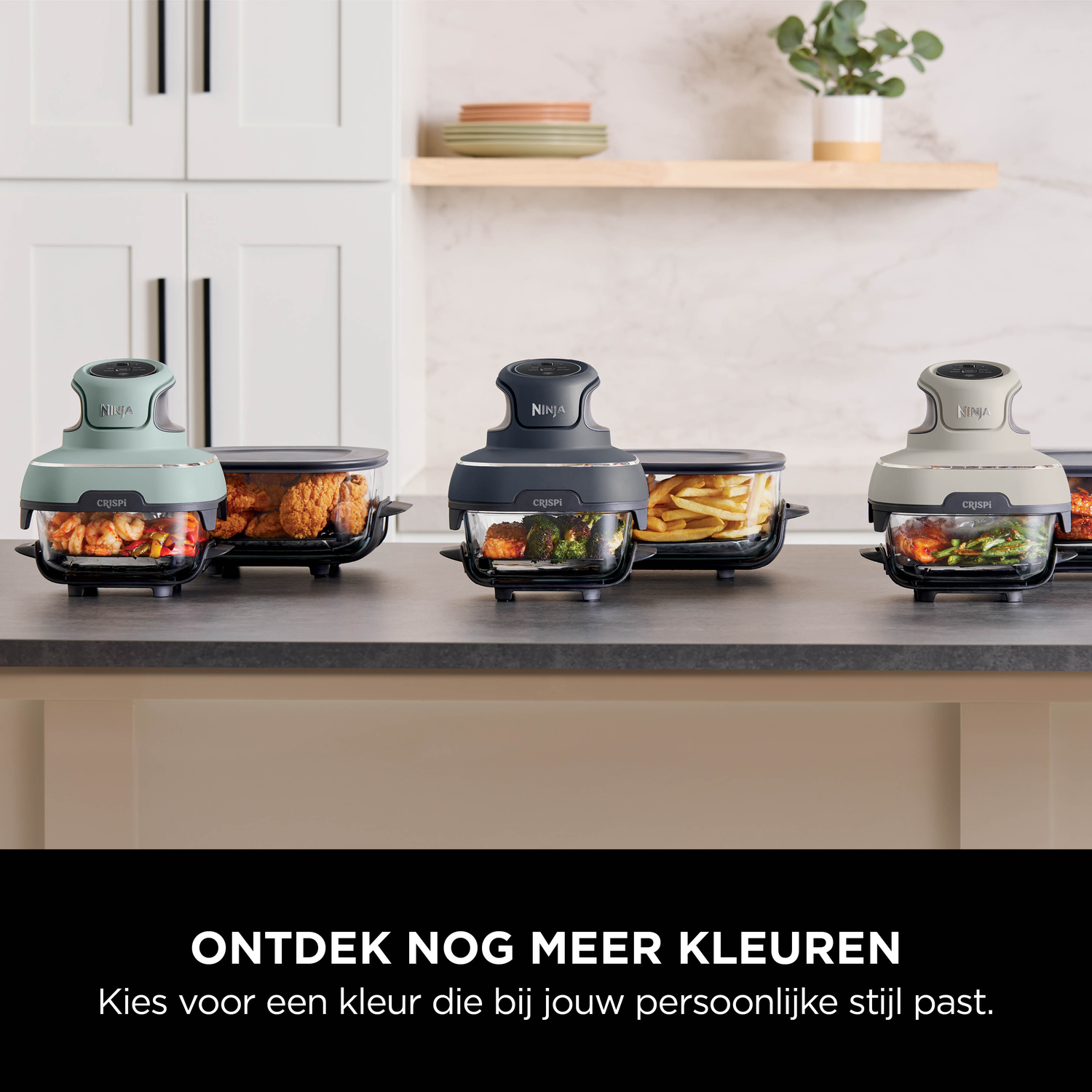 Drie Ninja Crispi airfryers in mint, grijs en beige met eten.