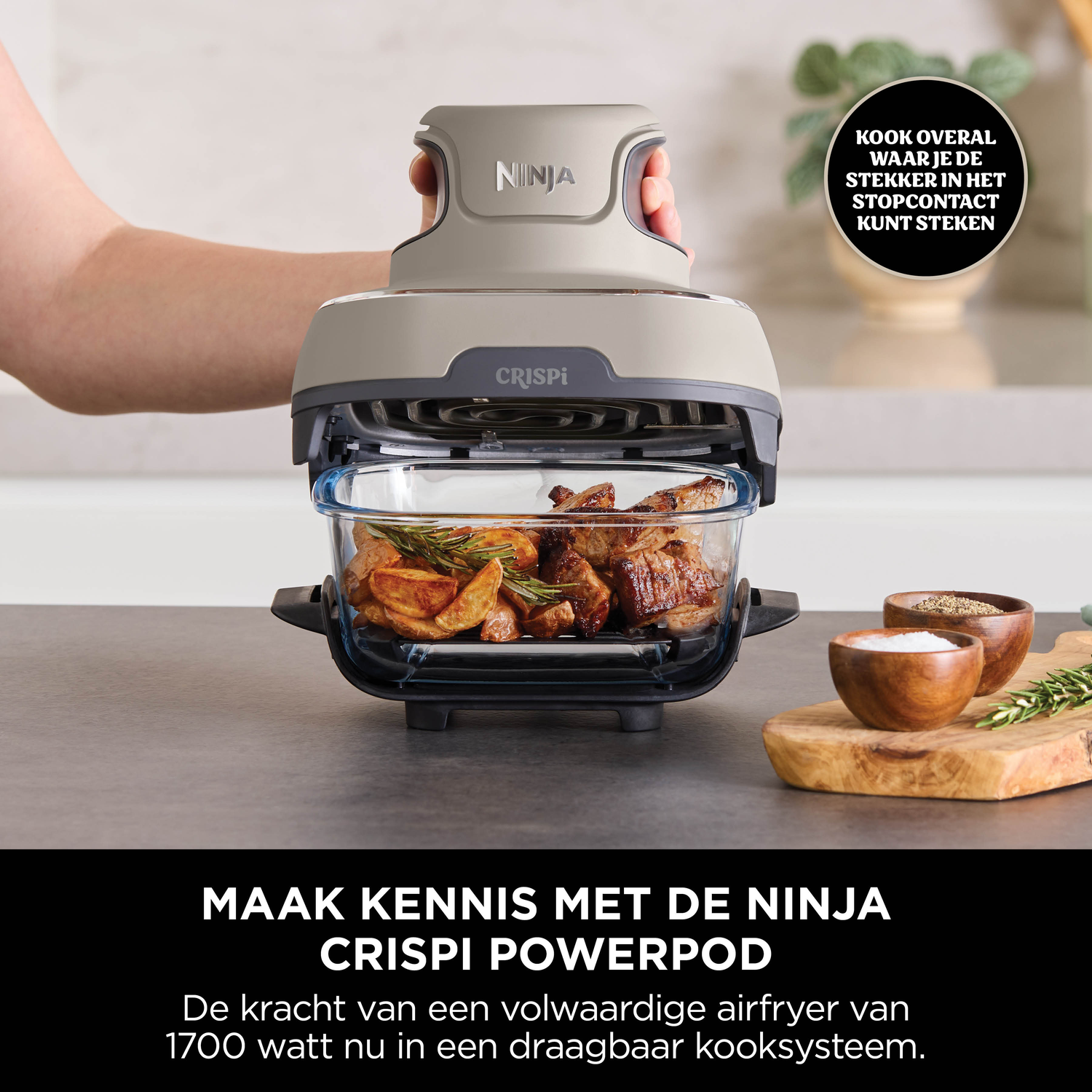 Een Ninja Crispi PowerPod met geroosterd eten in een glazen bak.