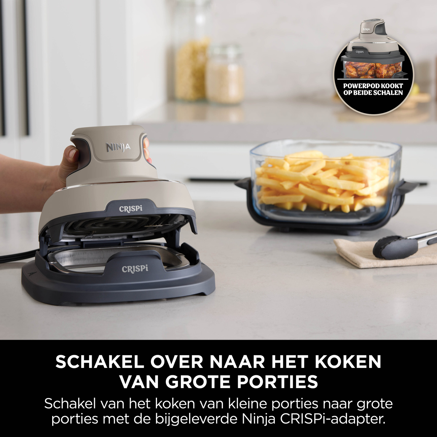 Een Ninja Crispi met open deksel op een aanrecht, met friet in een kom ernaast.
