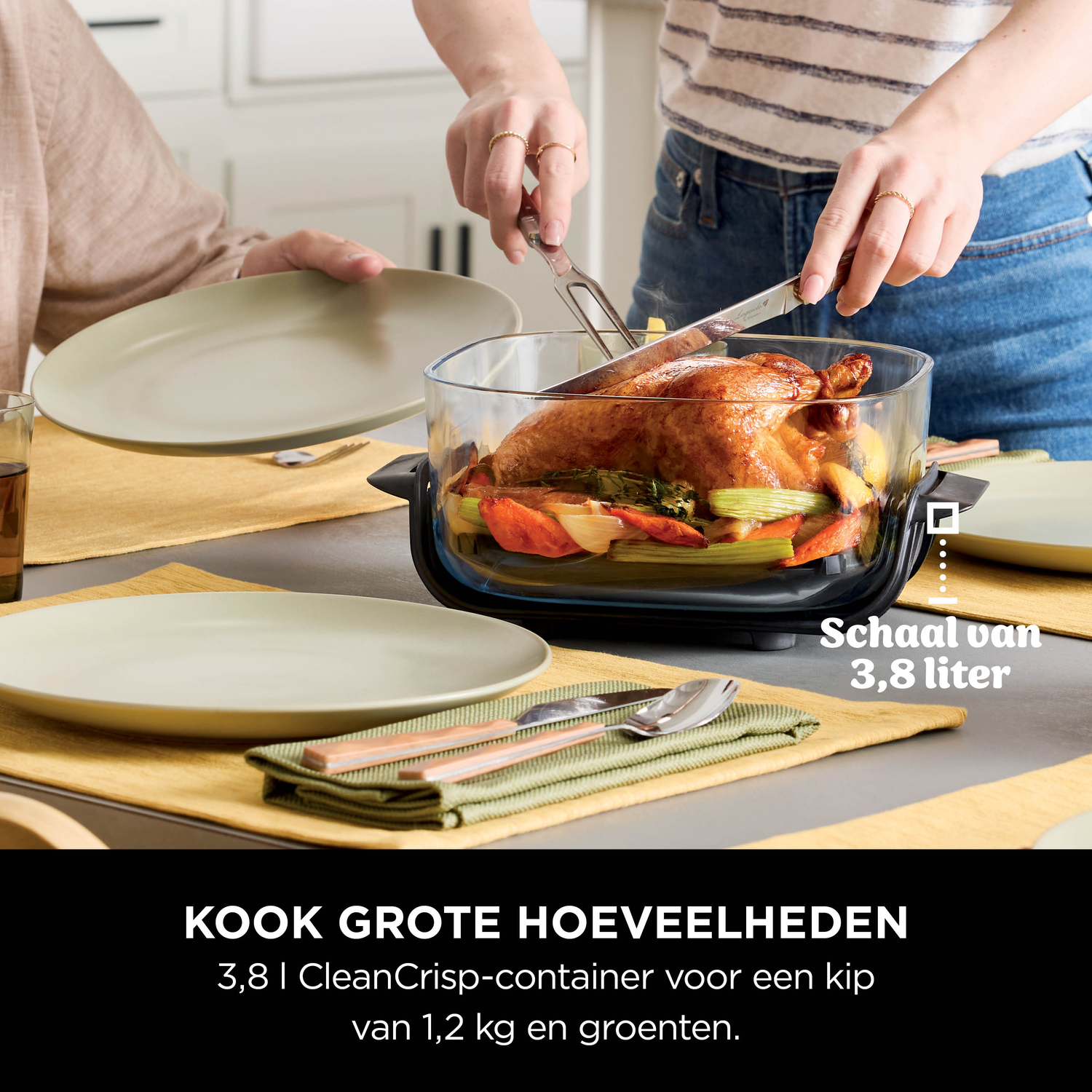 Een geroosterd kippetje met groenten wordt geserveerd in een glazen schaal.