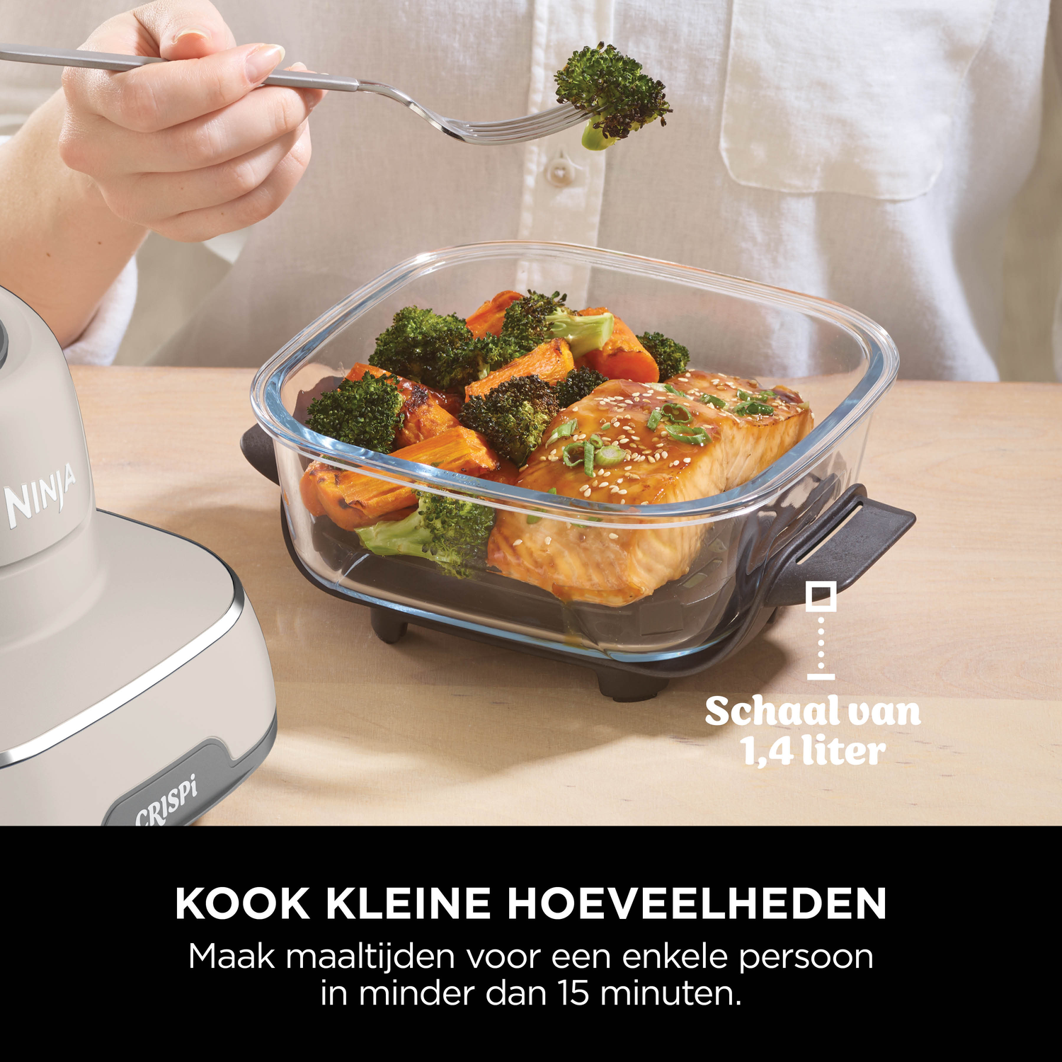 Zalm met broccoli en zoete aardappel in een glazen schaal. Een vork pakt broccoli.