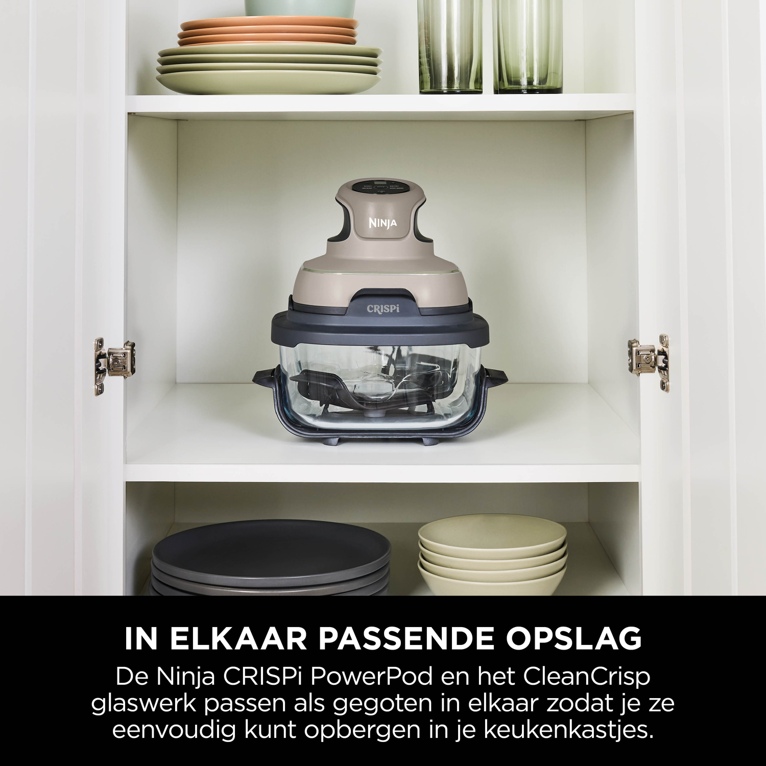 Een Ninja Crisp PowerPod en glaswerk in een keukenkastje.