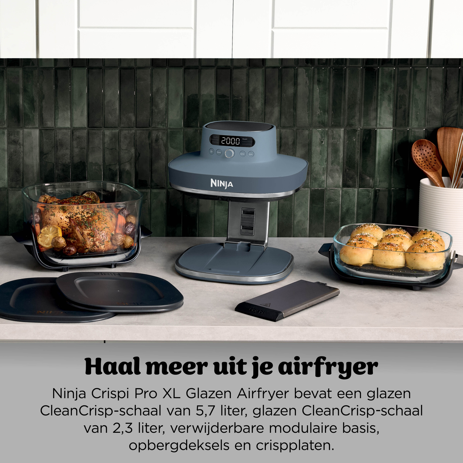 Een Ninja Airfryer met geroosterde kip en broodjes, op een aanrecht.
