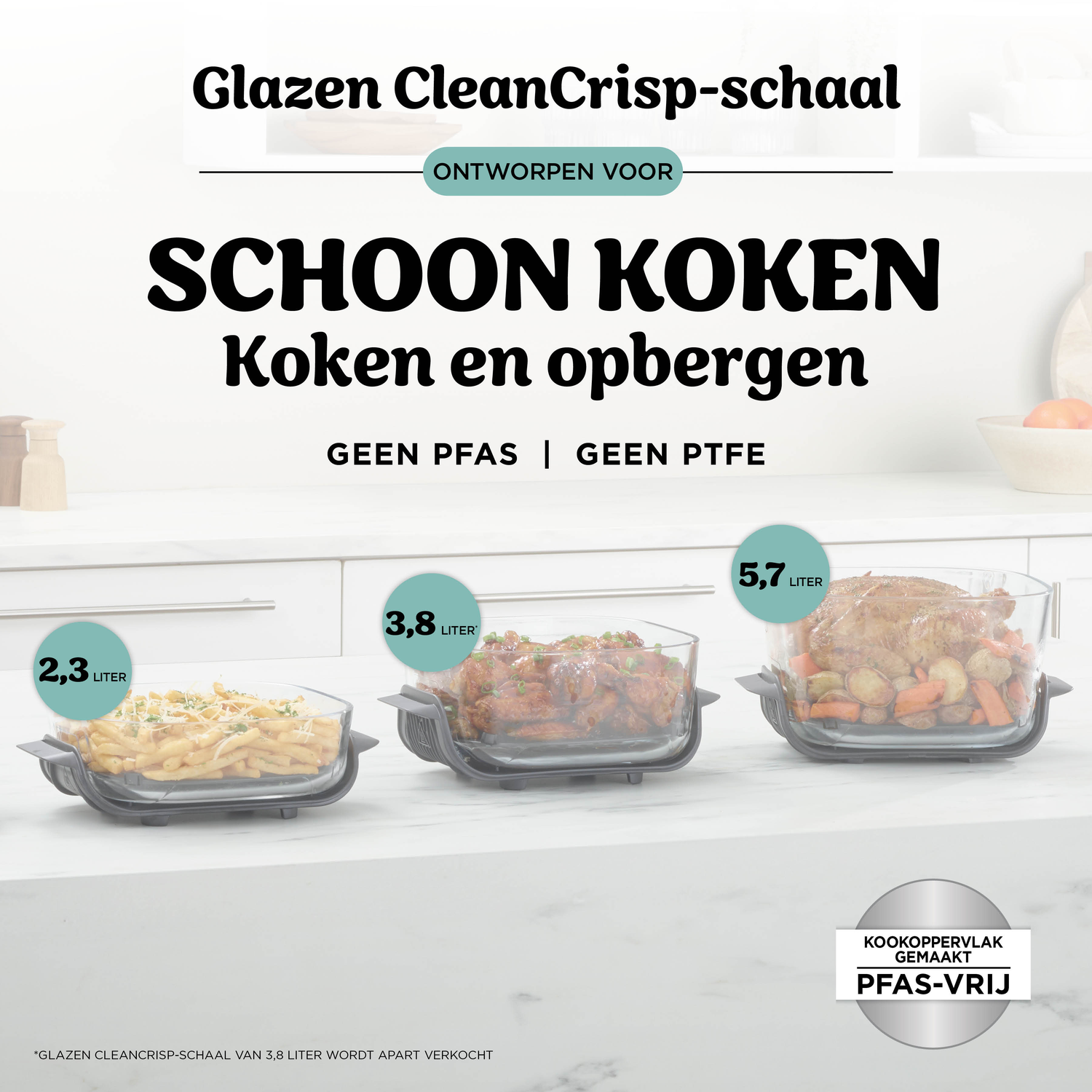 Drie glazen schalen met eten: frietjes, vlees en gebraden kip met aardappelen.