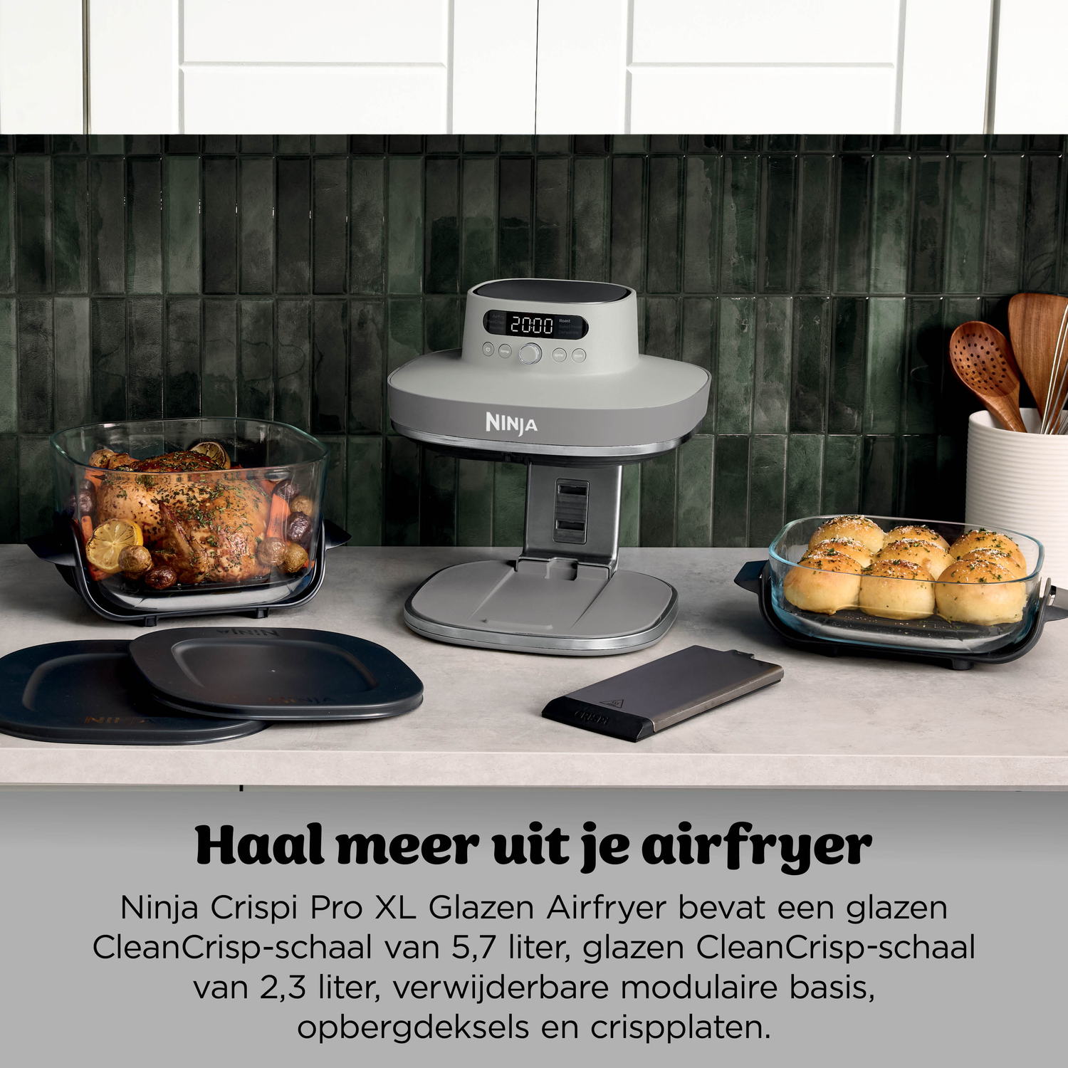 Een Ninja airfryer met geroosterde kip en broodjes, op een aanrecht.