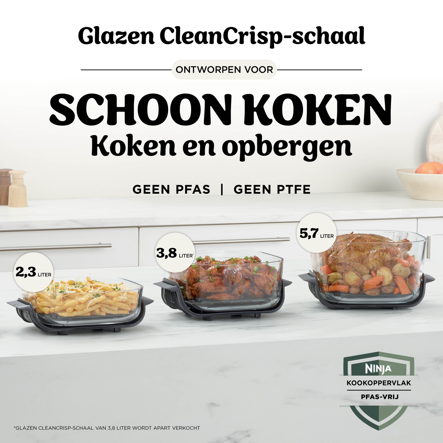 Drie Ninja CleanCrisp glazen schalen met eten: pasta, kip, gebraden kip met groenten.