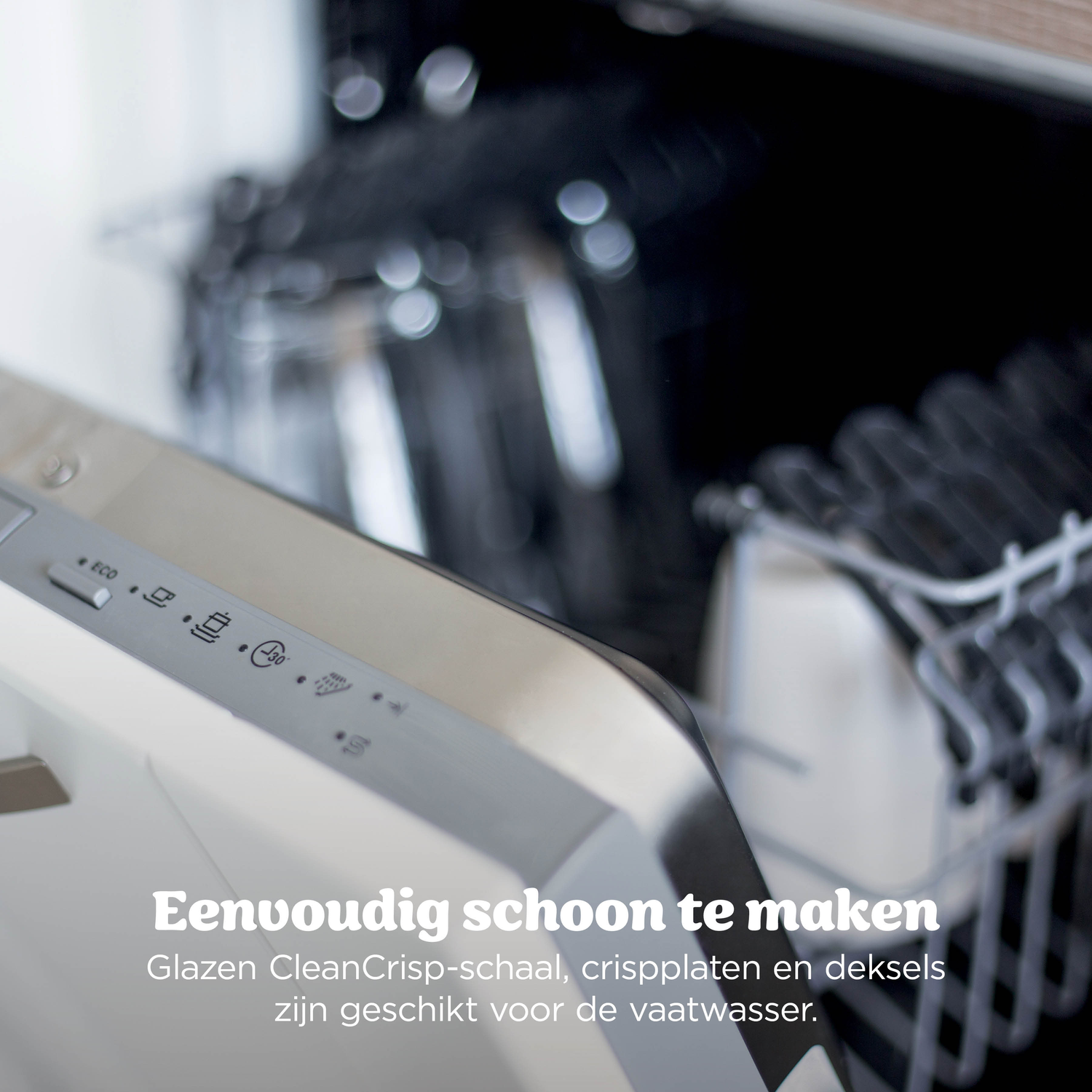 Vaatwasser bedieningspaneel en rek. Glaswerk en borden makkelijk schoon te maken.