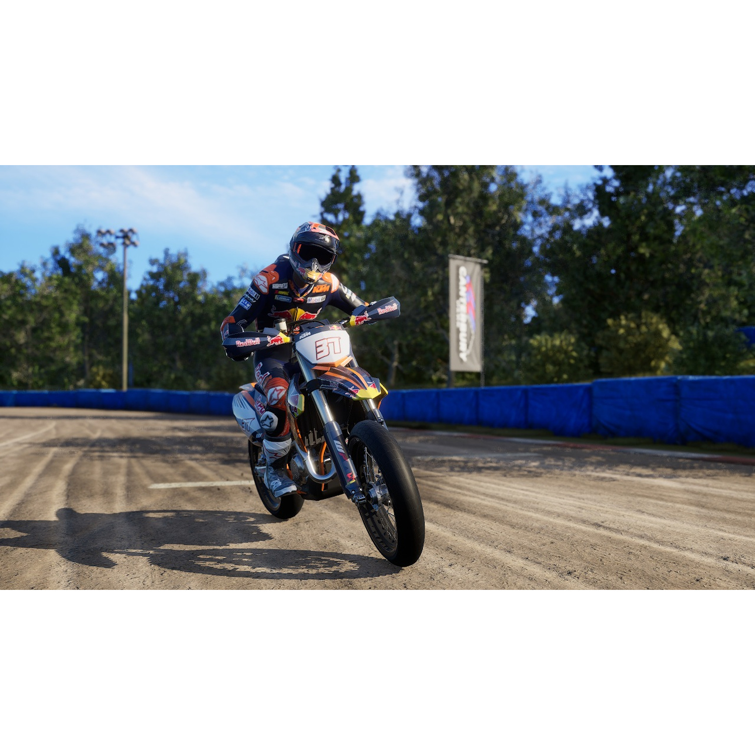 Un pilota di motocross in tenuta arancione e nera corre su una pista sterrata.