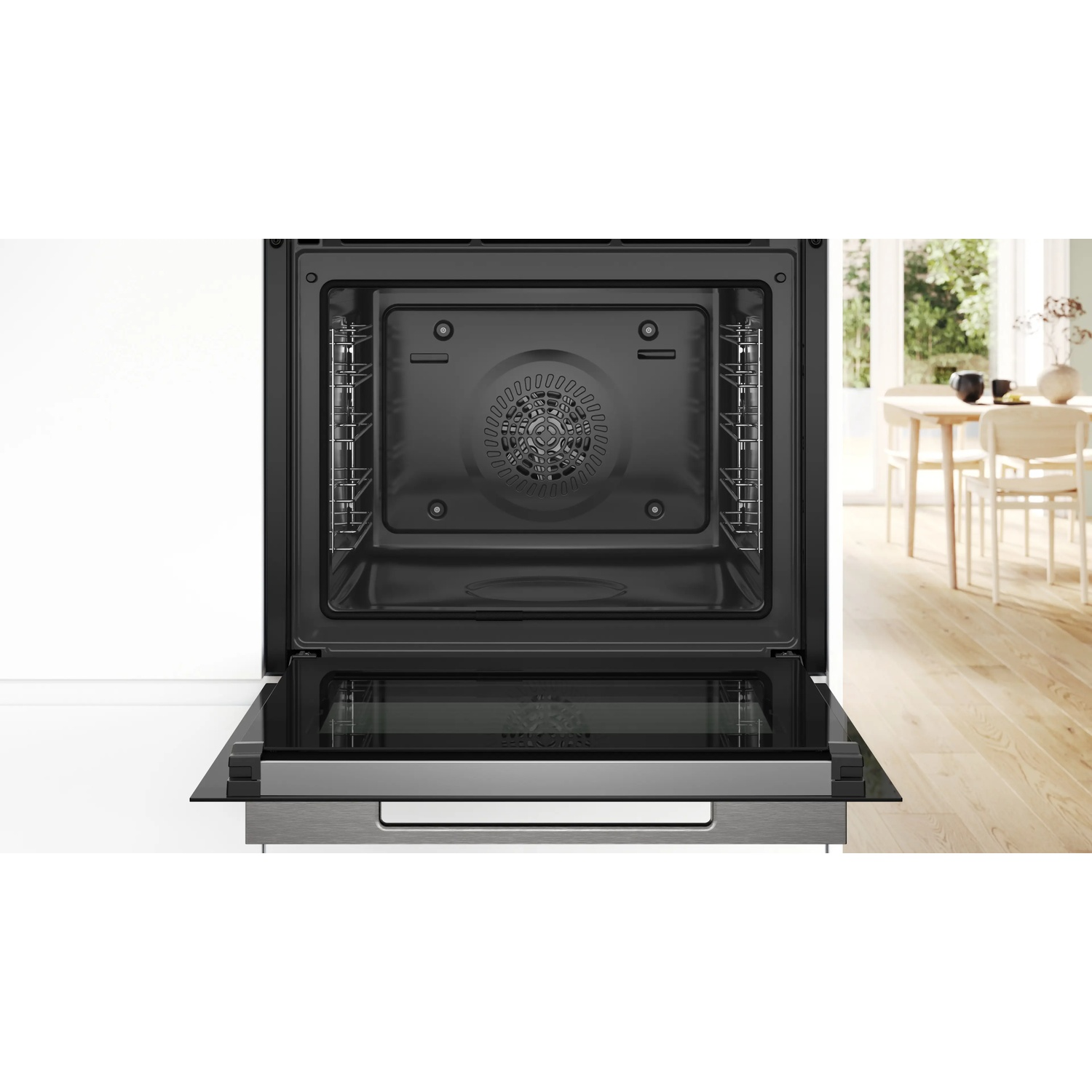 Interno forno moderno aperto con griglie e ventola. Sfondo cucina.