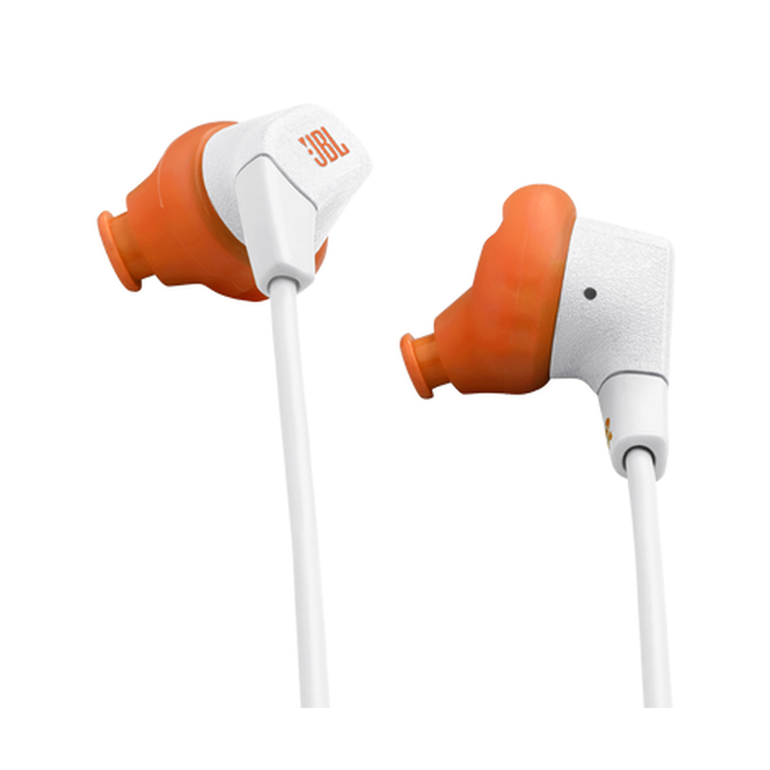 Due auricolari JBL bianchi e arancioni con cavi bianchi su sfondo bianco.