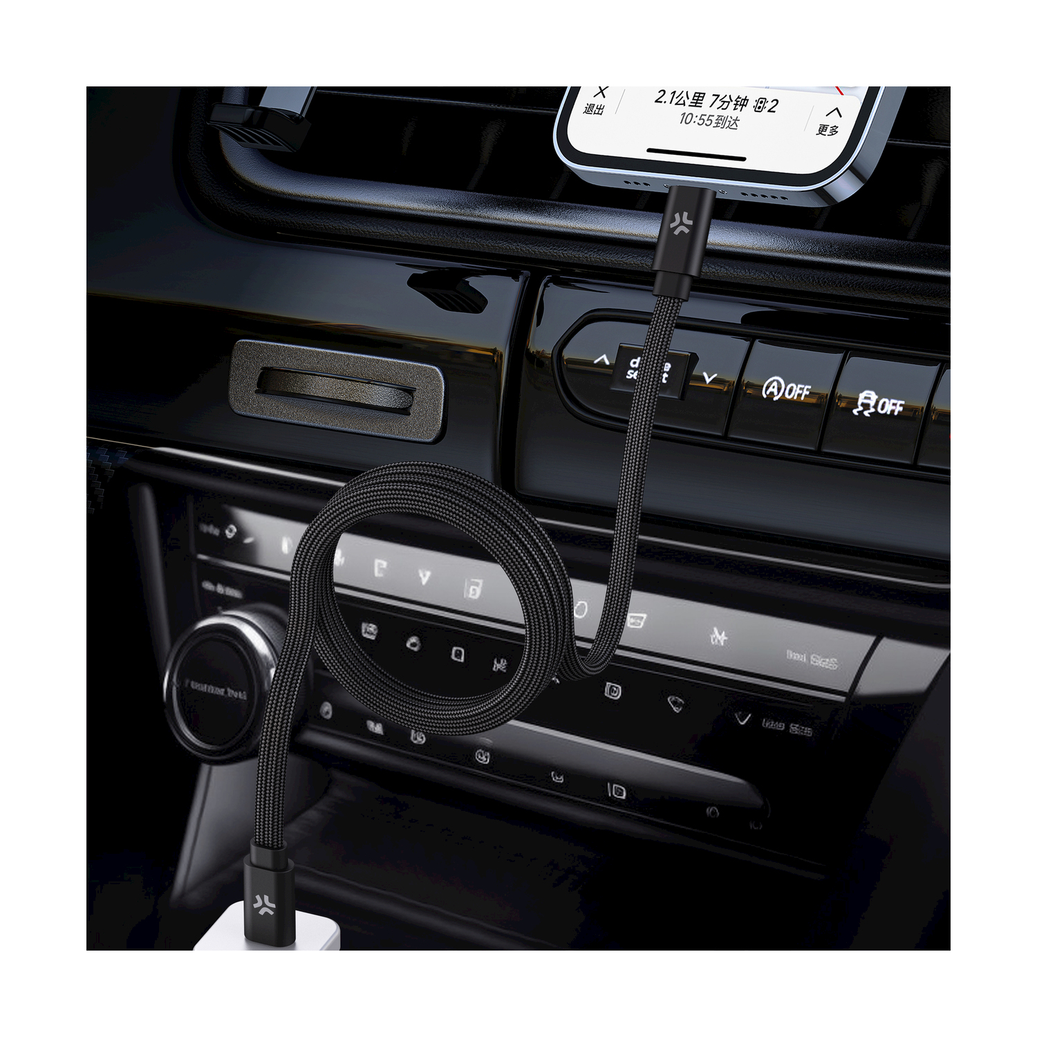 Un cavo di ricarica nero è collegato a uno smartphone all'interno di un'auto.