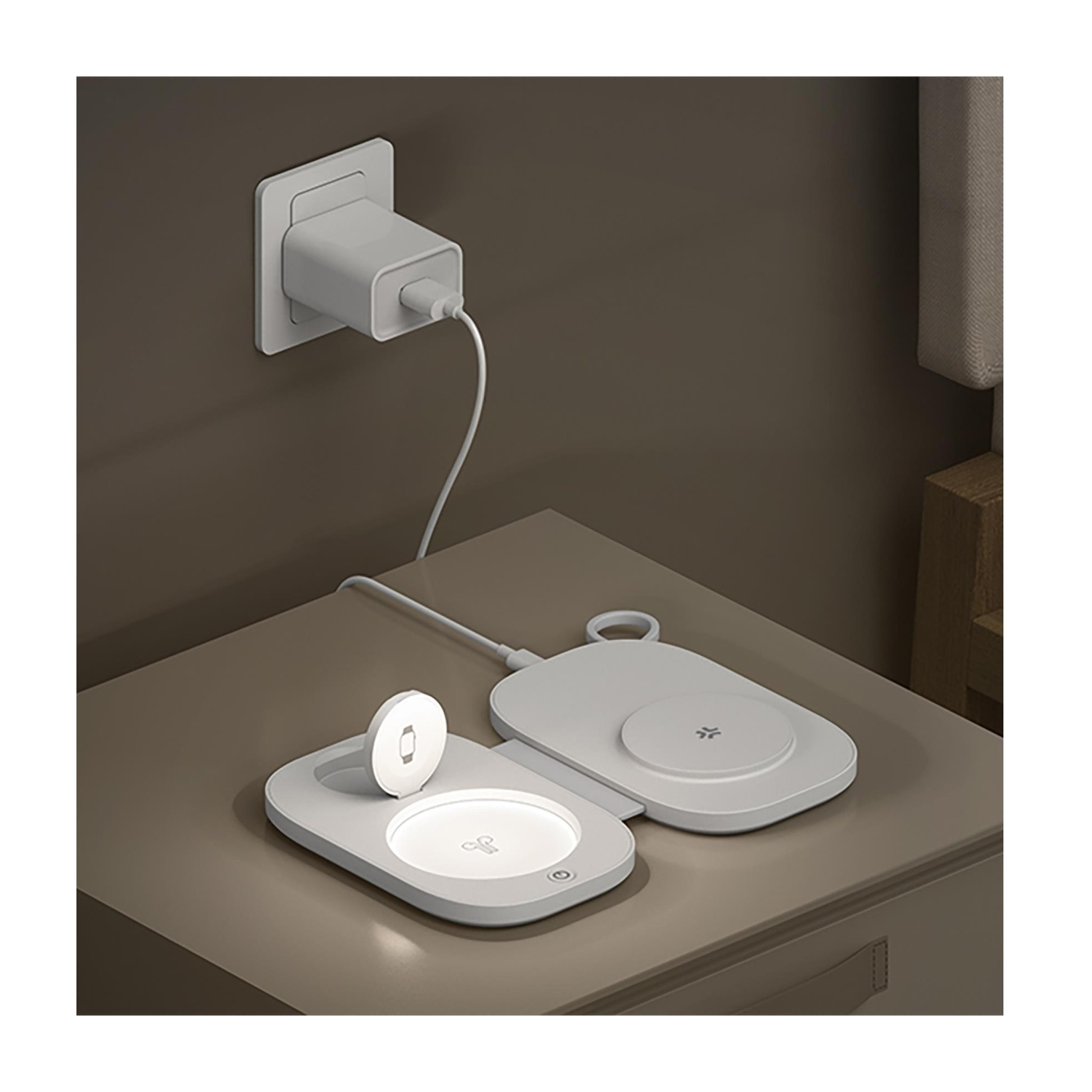 Un caricabatterie wireless bianco con una piccola luce è collegato a una presa a muro.