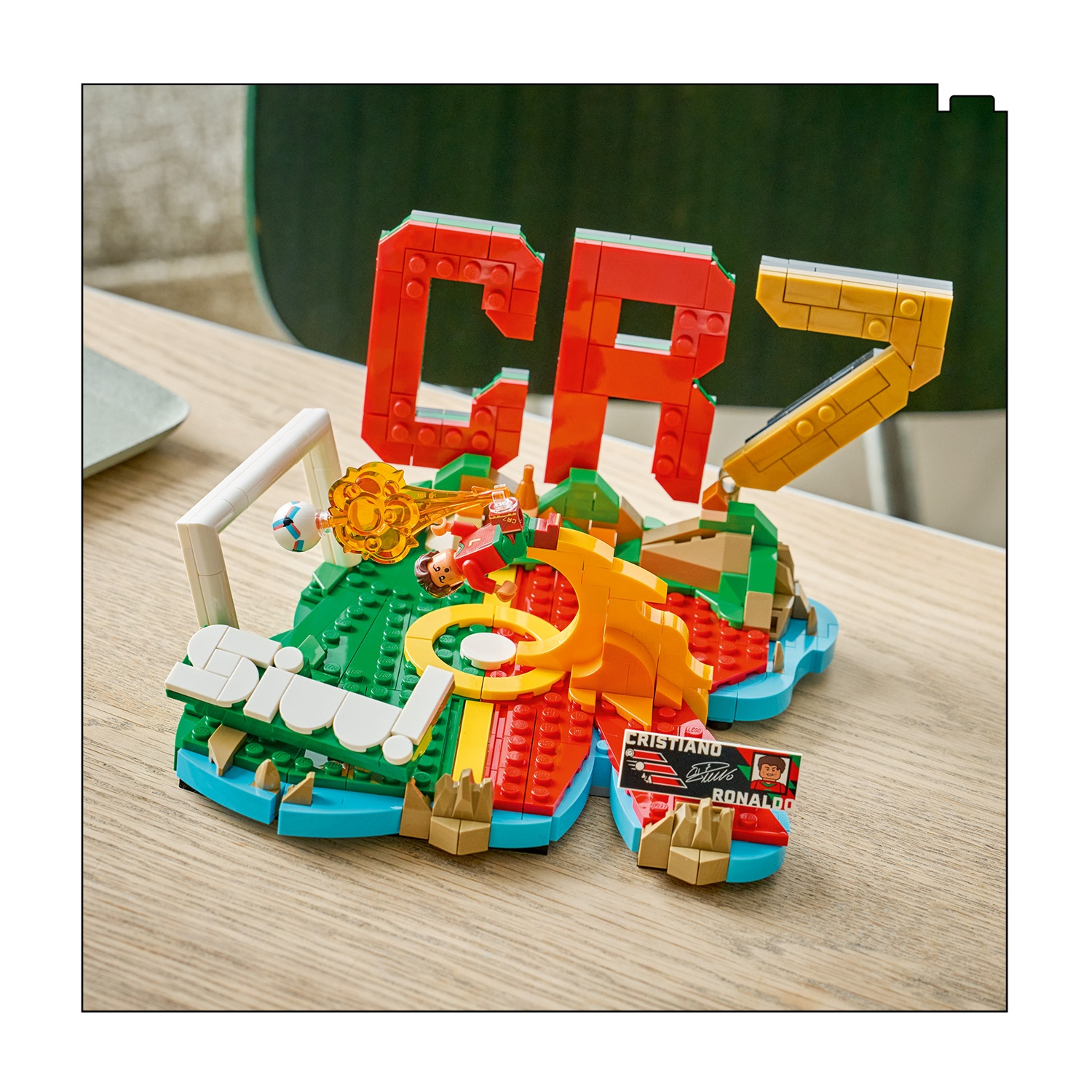 Un campo da calcio Lego con lettere CR7, porta e scudo.