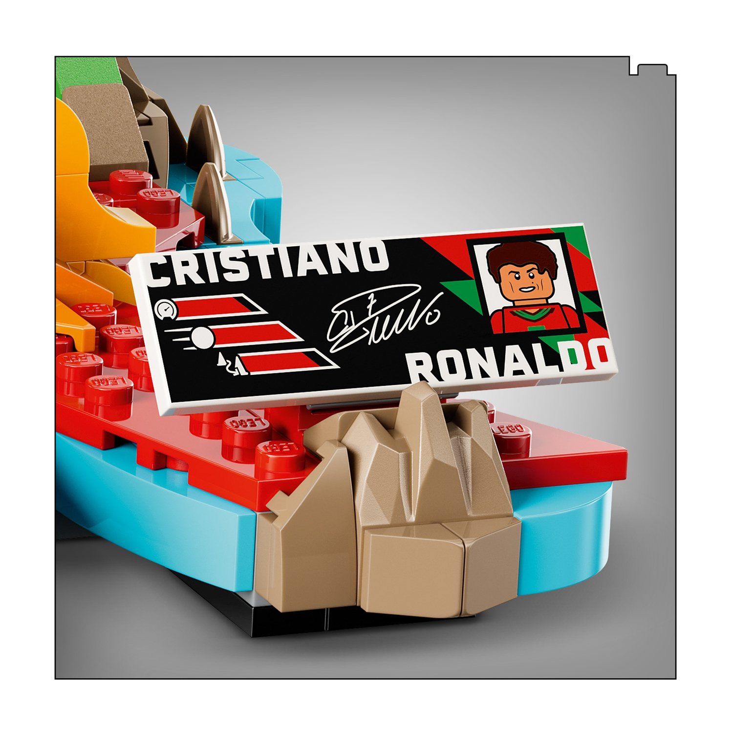 Costruzione Lego con adesivo Cristiano Ronaldo e motivo calcistico.