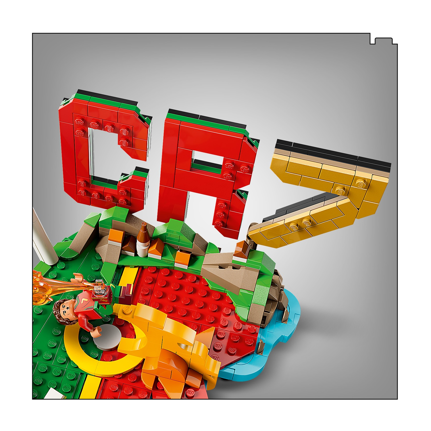 Figure Lego e mattoncini colorati formano le lettere 'CRZ' su un paesaggio verde con acqua.