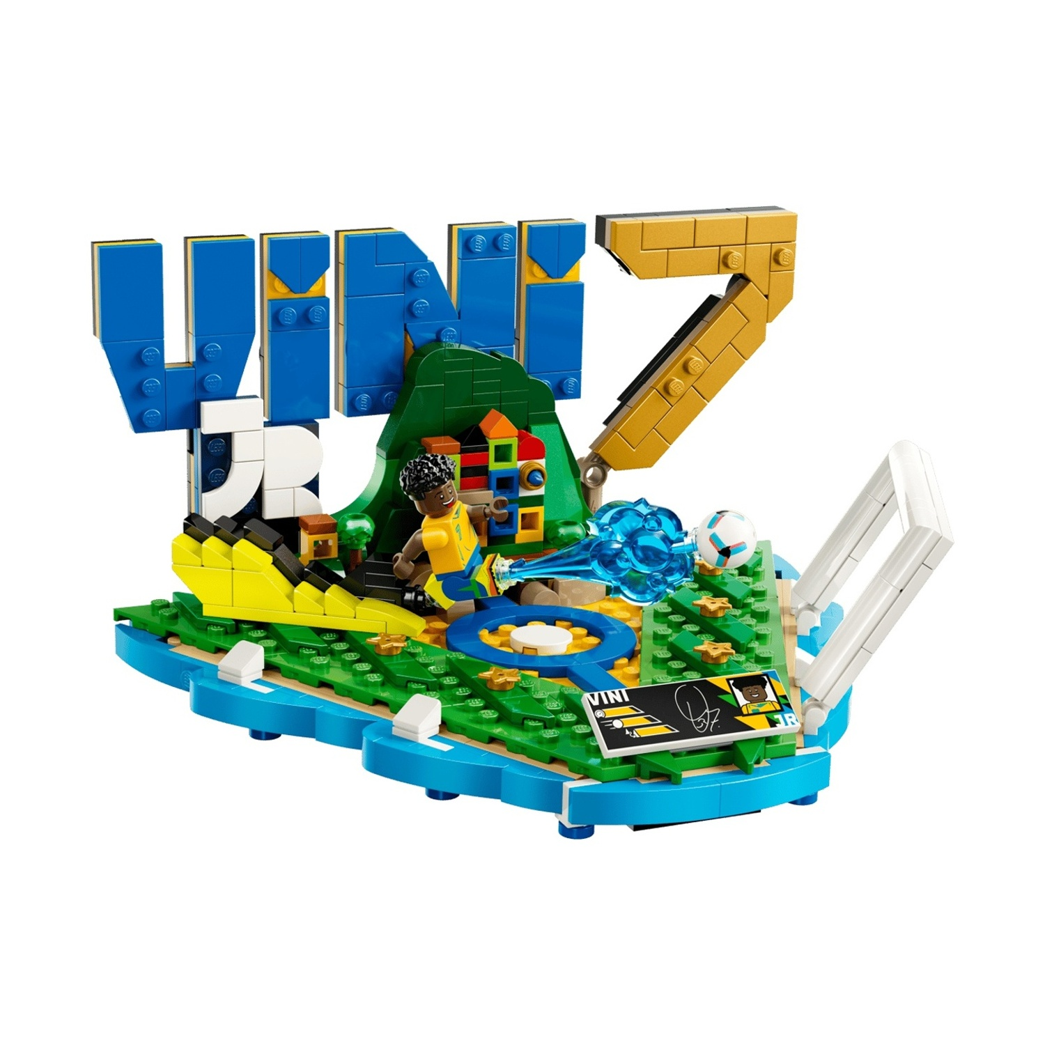 Modello Lego di un calciatore, testo e porta. Campo da calcio con mattoncini blu e verdi.