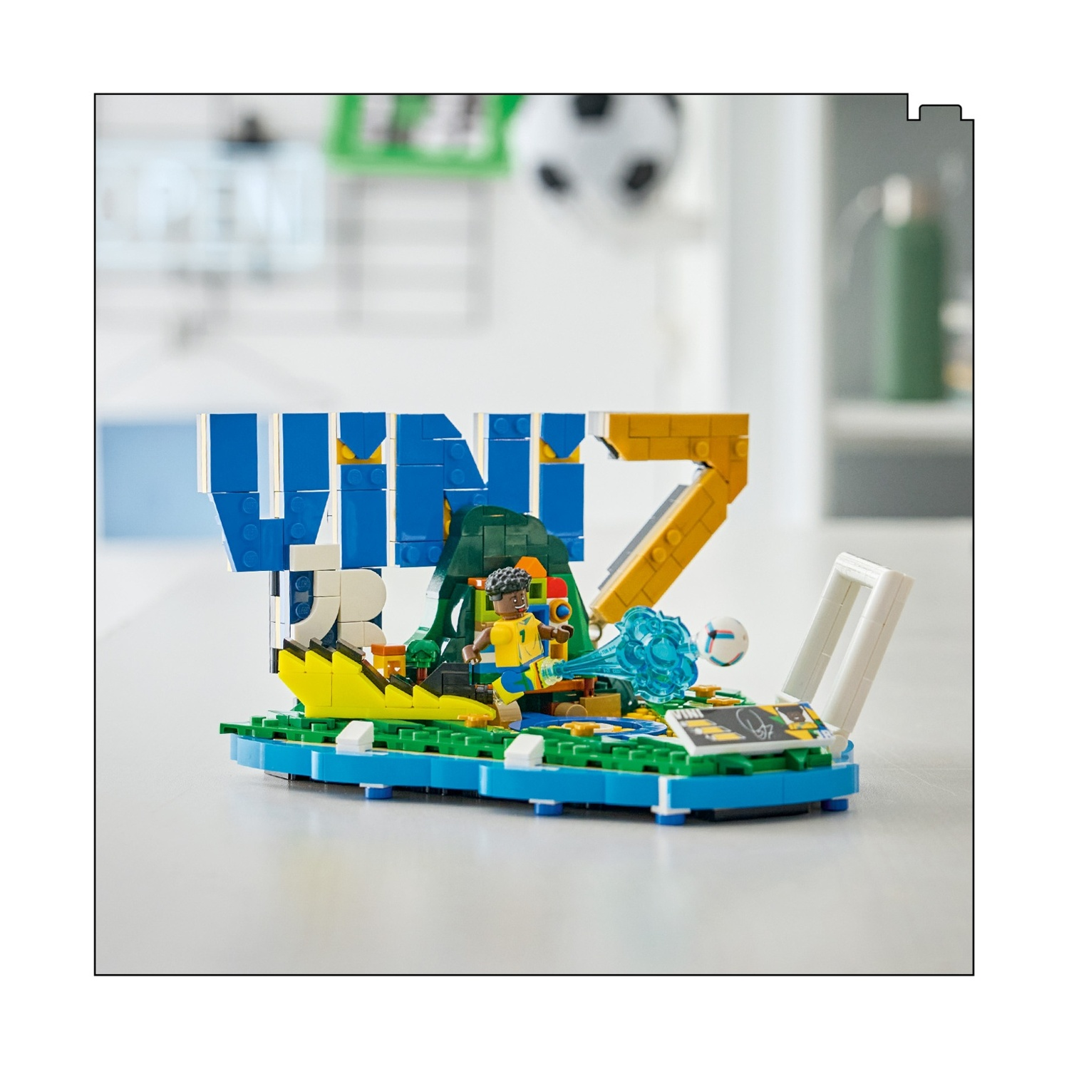 Set LEGO di calcio con giocatore, porta e scritta "UNI 7".