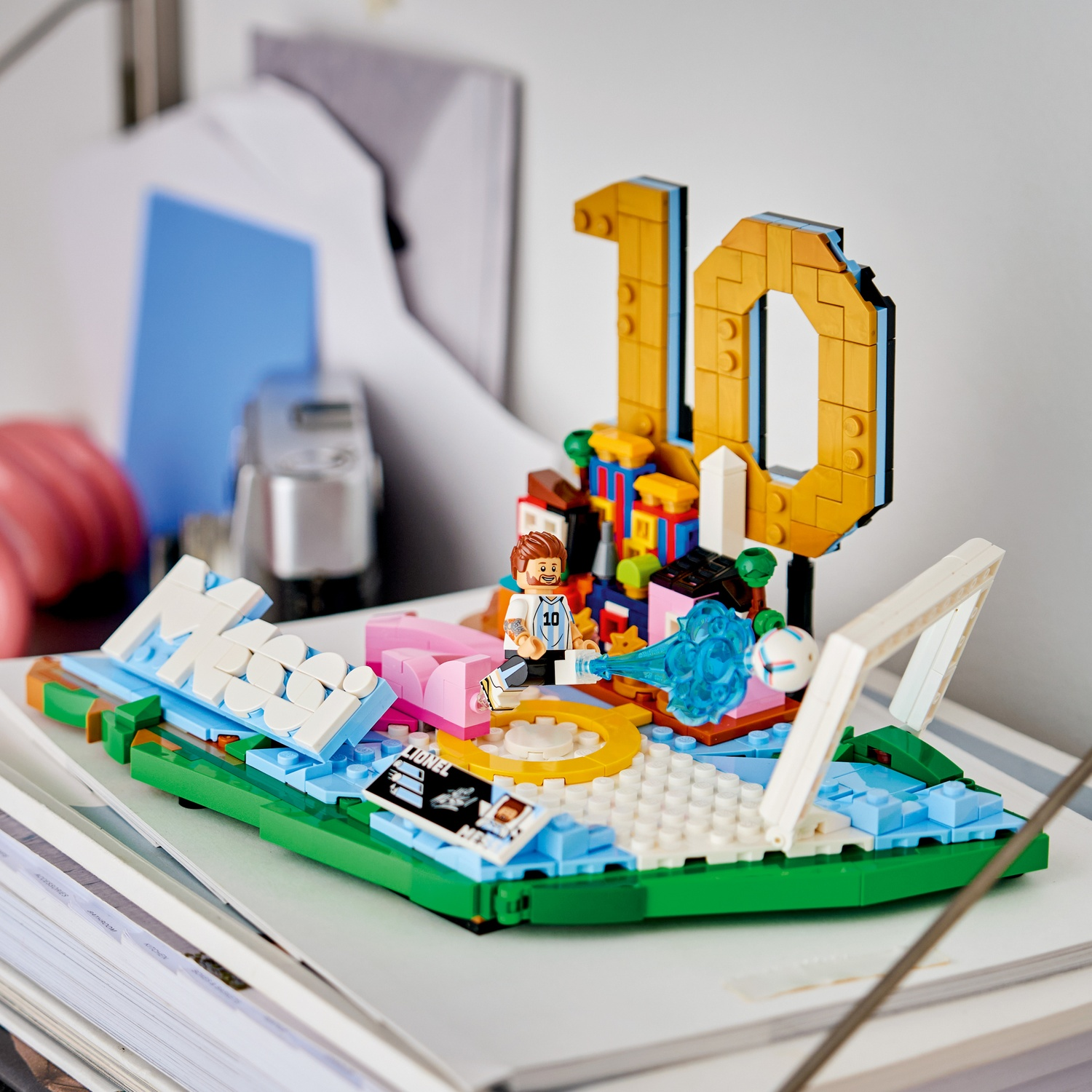 Display Lego a tema calcistico, Lionel Messi, numero 10, porta e regali.