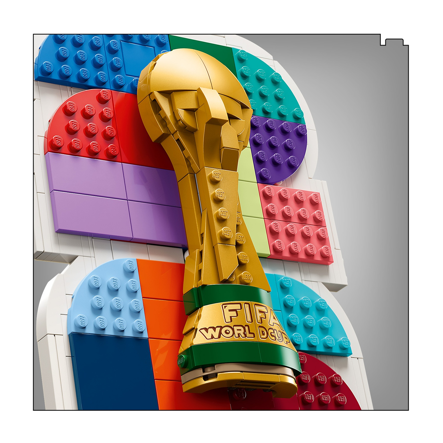 Trofeo dorato fatto di mattoncini Lego con sfondo colorato.