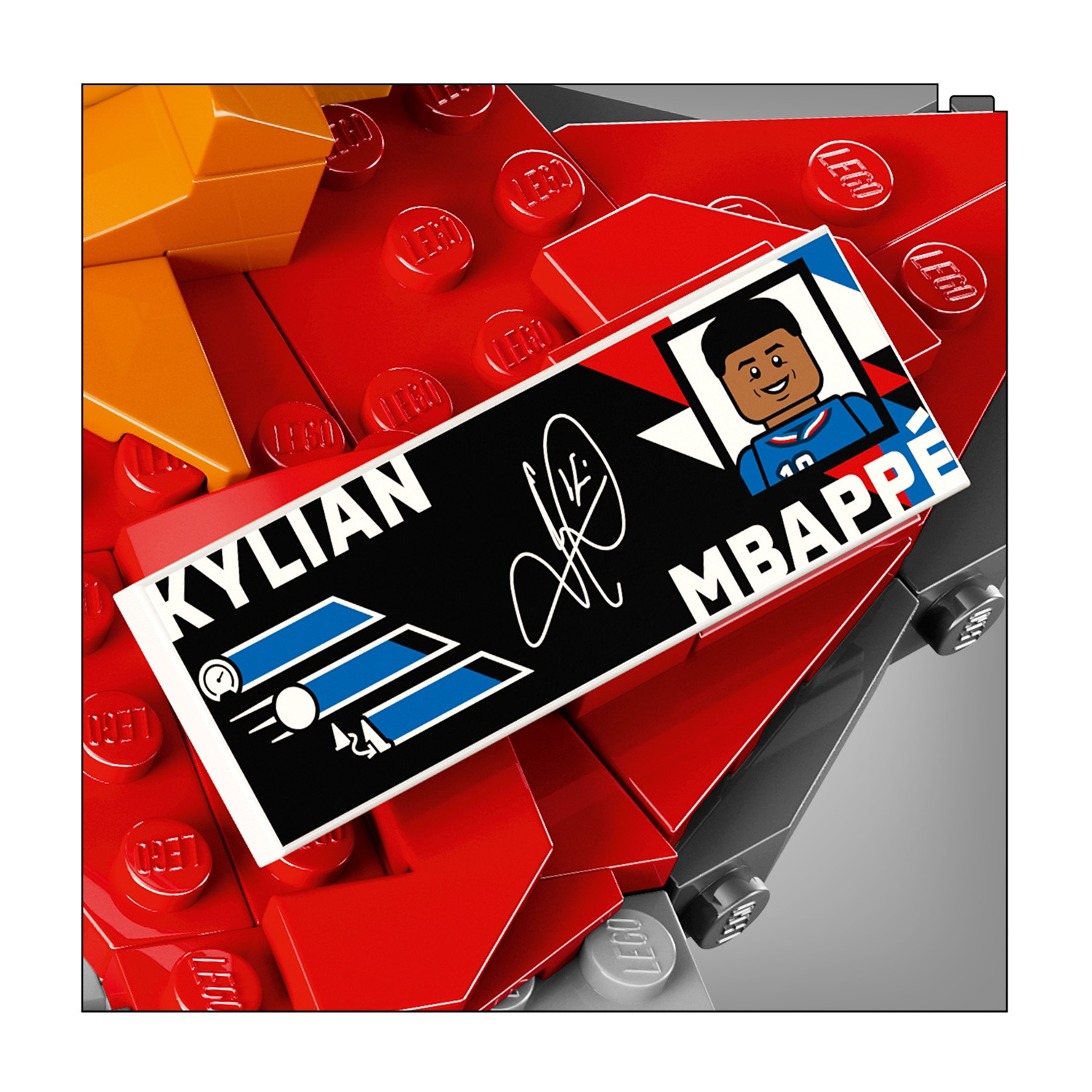 Mattoncini Lego rossi e arancioni con adesivo di Kylian Mbappé.