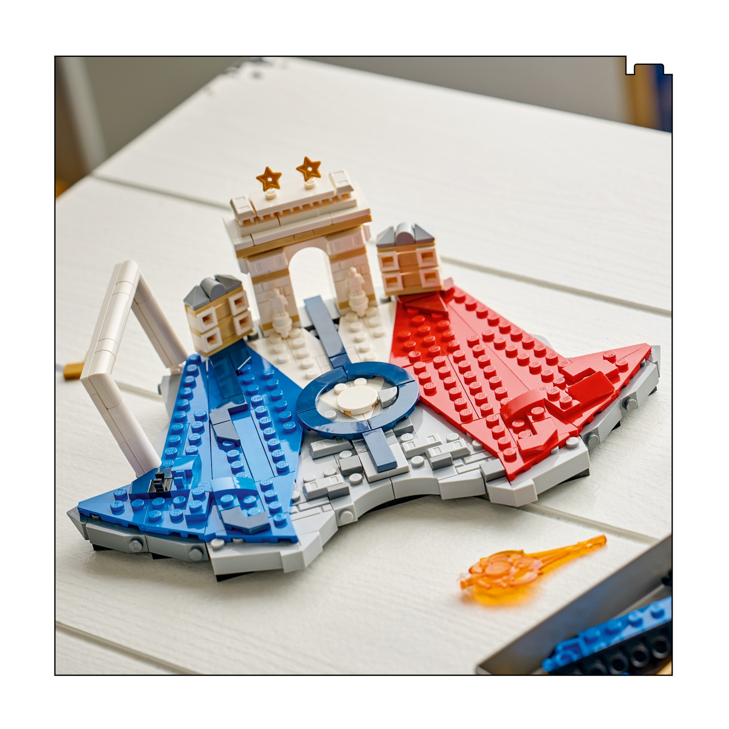 Un modello Lego dell'Arco di Trionfo con bandiera francese e due torri.