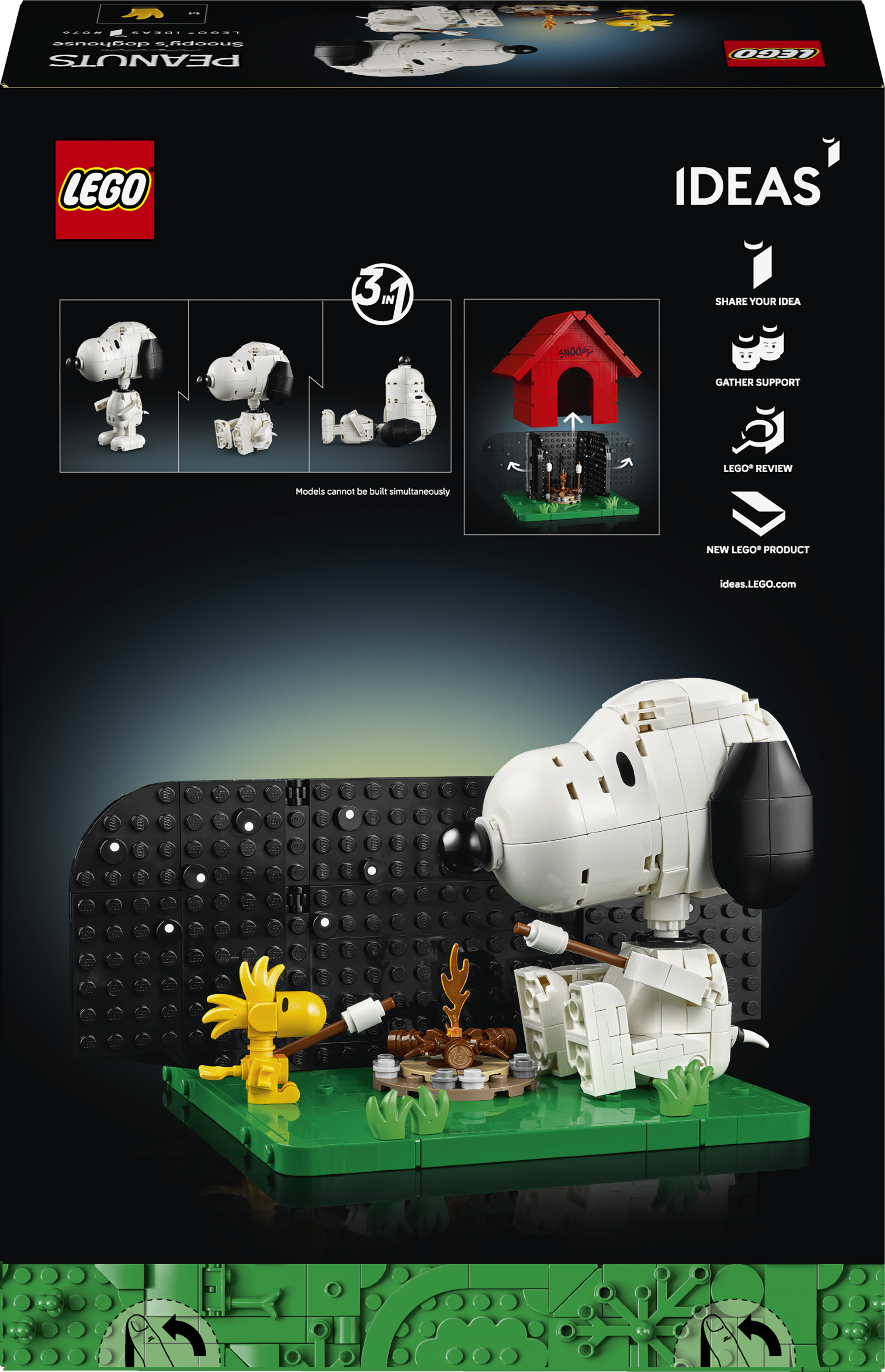 LEGO Snoopy en Woodstock met een kampvuur voor een zwarte achtergrond.