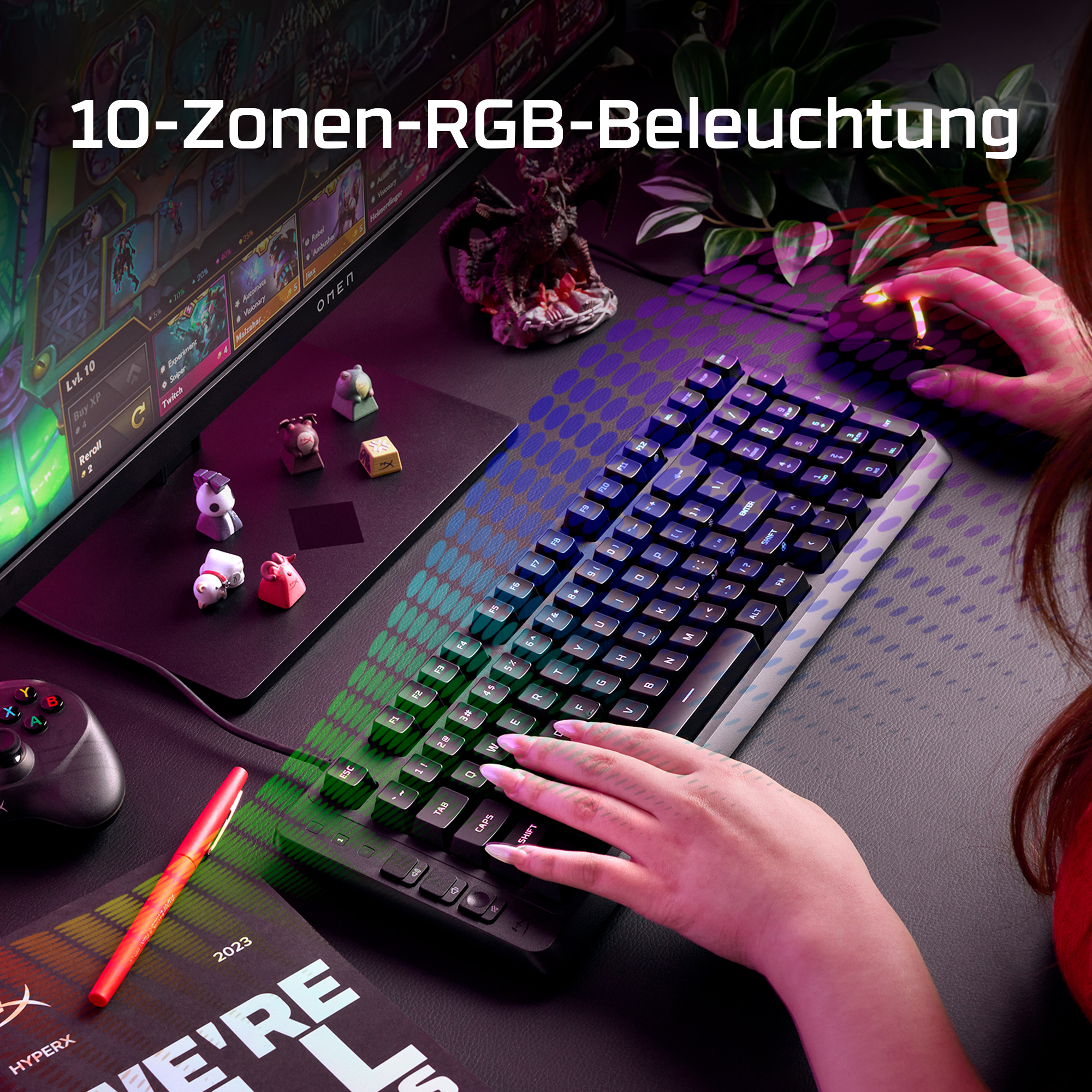 Eine Person spielt mit einer RGB-Tastatur und Maus. Ein Monitor zeigt ein Spiel.