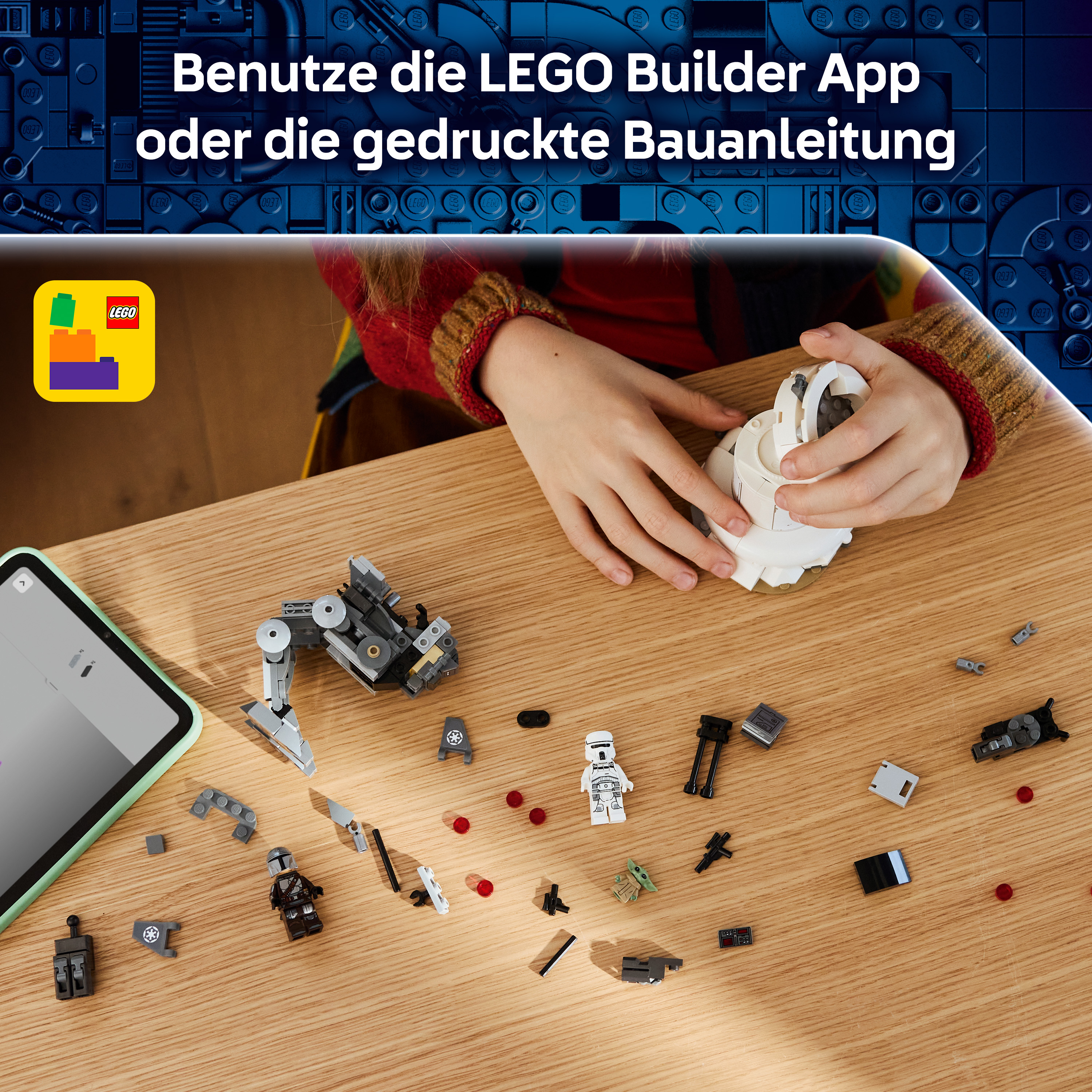 Ein Kind baut mit LEGO Steinen auf einem Holztisch. LEGO Figuren und ein Tablet sind zu sehen.