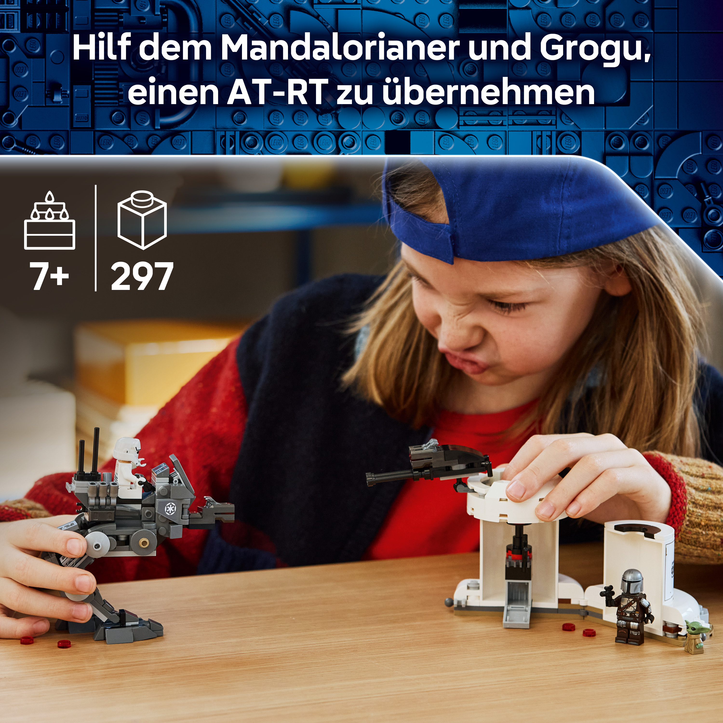 Kind baut Lego Star Wars AT-RT mit Figuren Mandalorianer und Grogu.