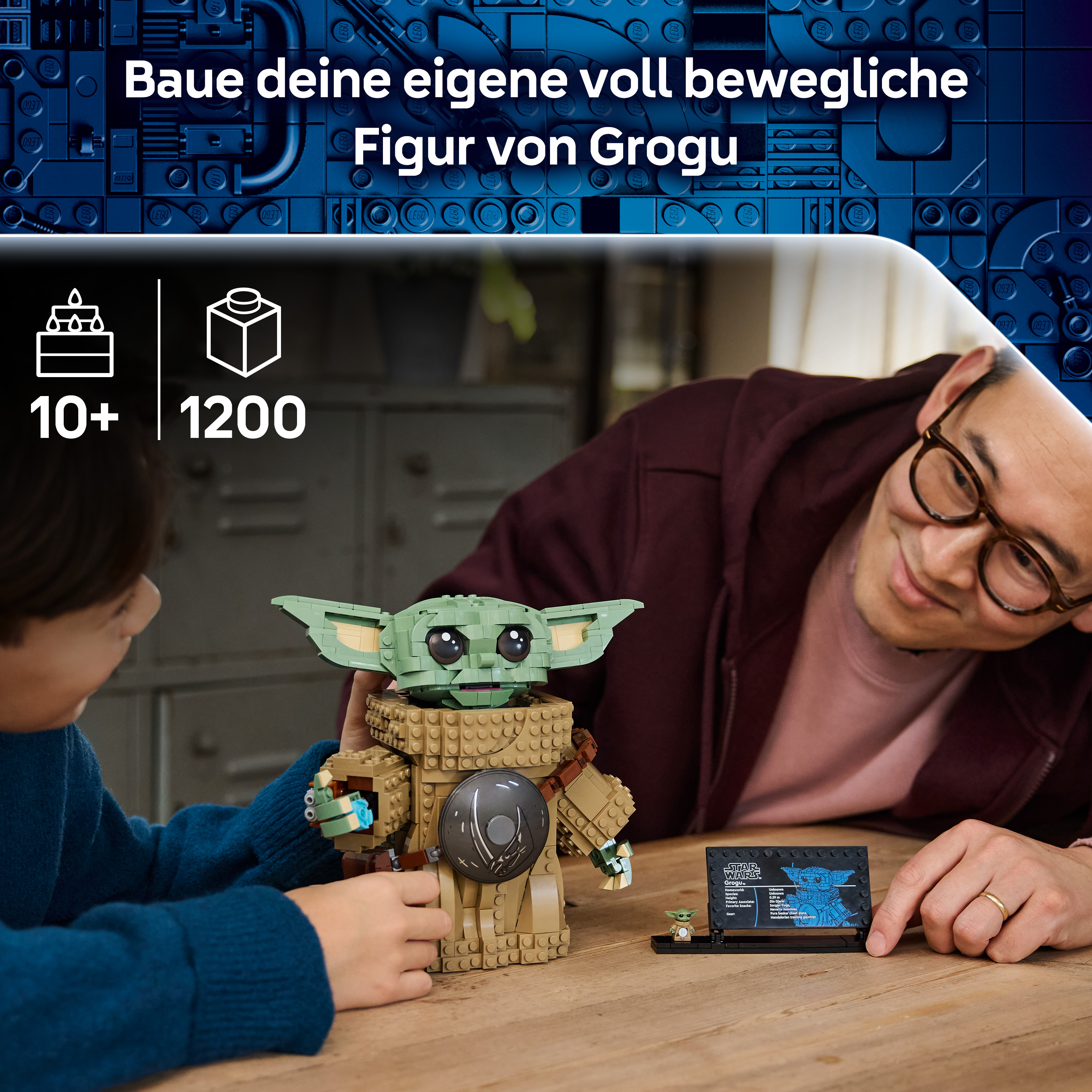Ein Kind und ein Mann bauen eine Grogu-Figur aus Legosteinen.
