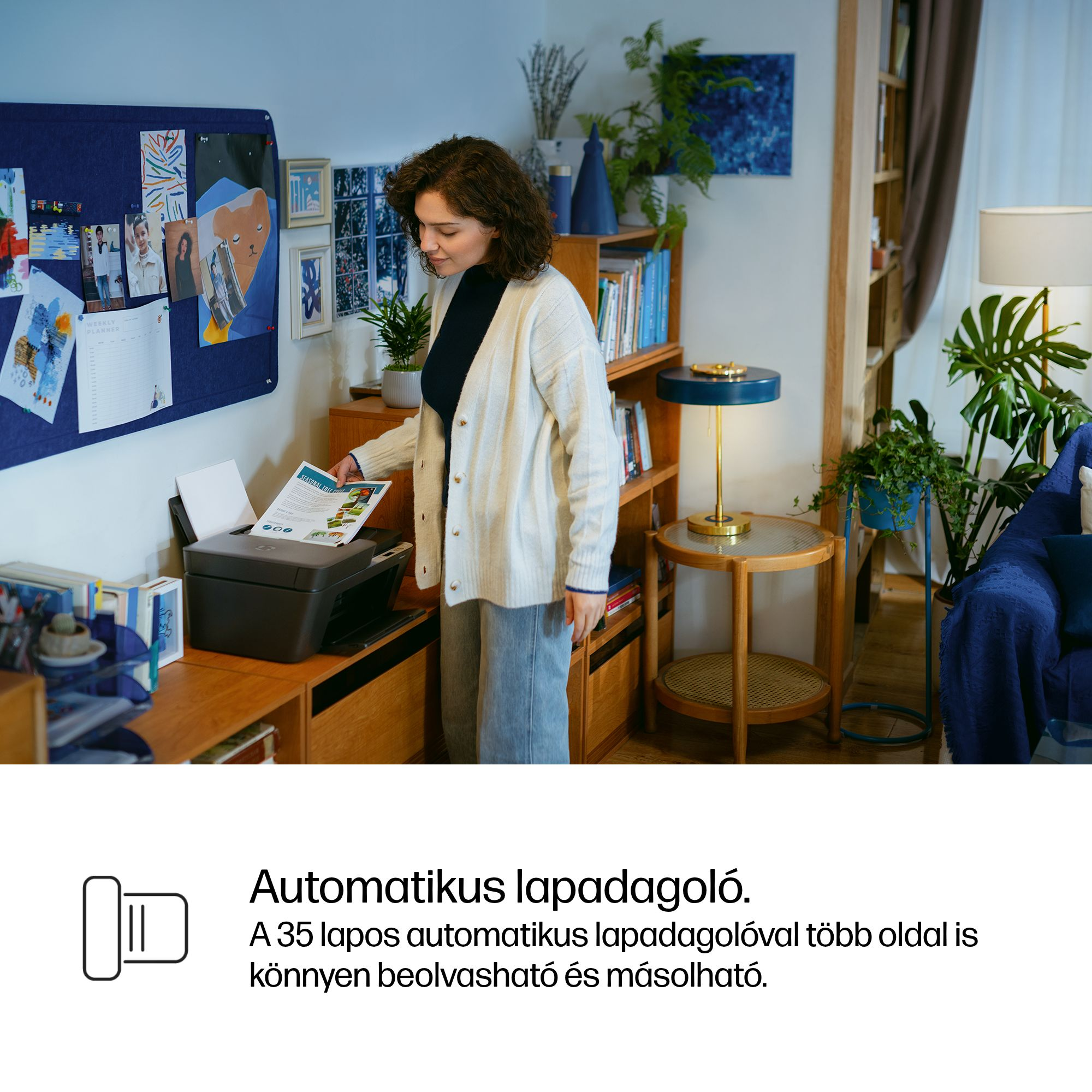 Egy nő dokumentumokat nyomtat. Íróasztal könyvekkel és növényekkel.