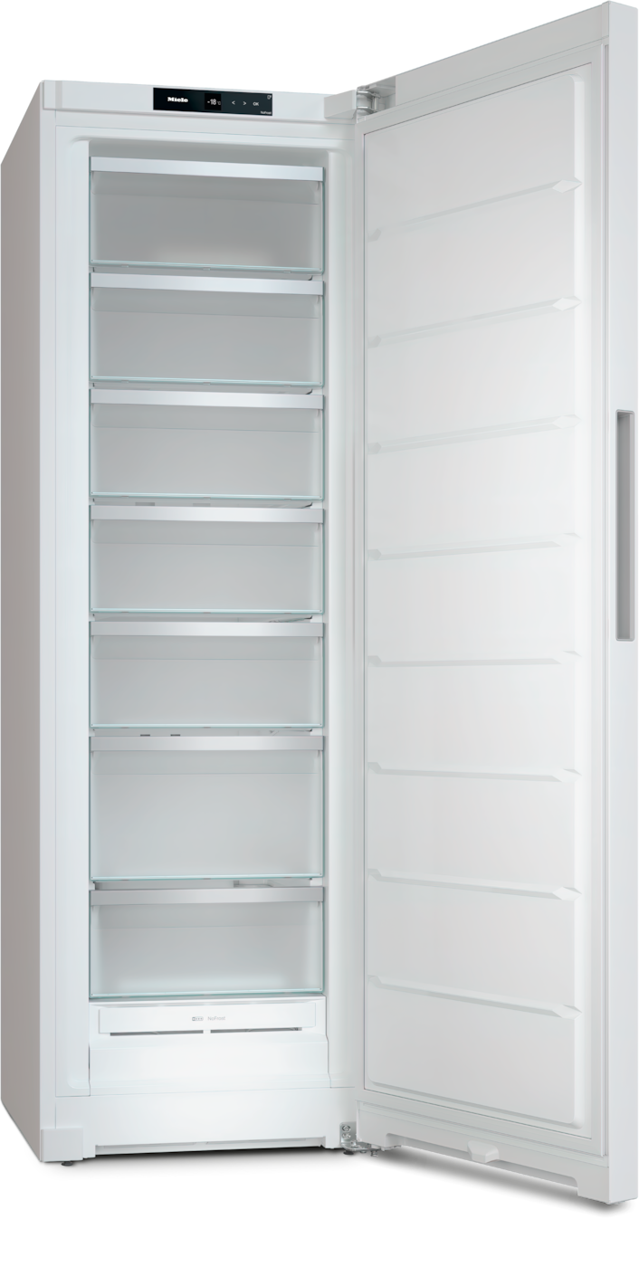 Ein weißer Gefrierschrank mit offener Tür zeigt Glasböden und eine Schublade.