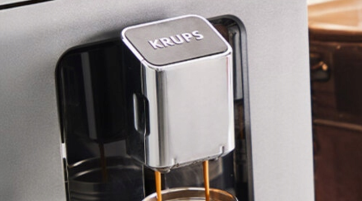 Krups kahve makinesi fincana sıcak kahve yapıyor.