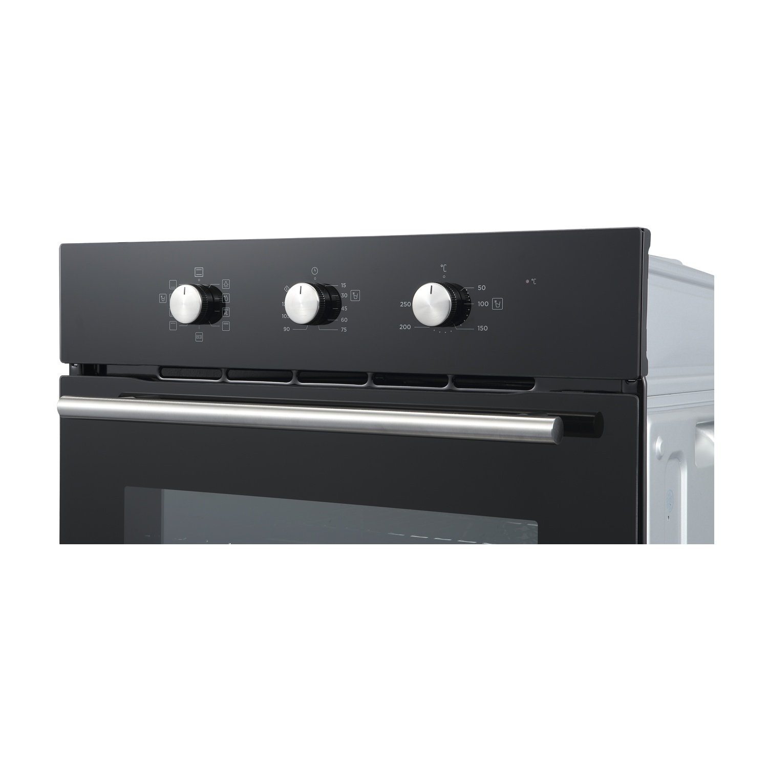 Primo piano del pannello di controllo di un forno nero con tre manopole e una maniglia argentata.
