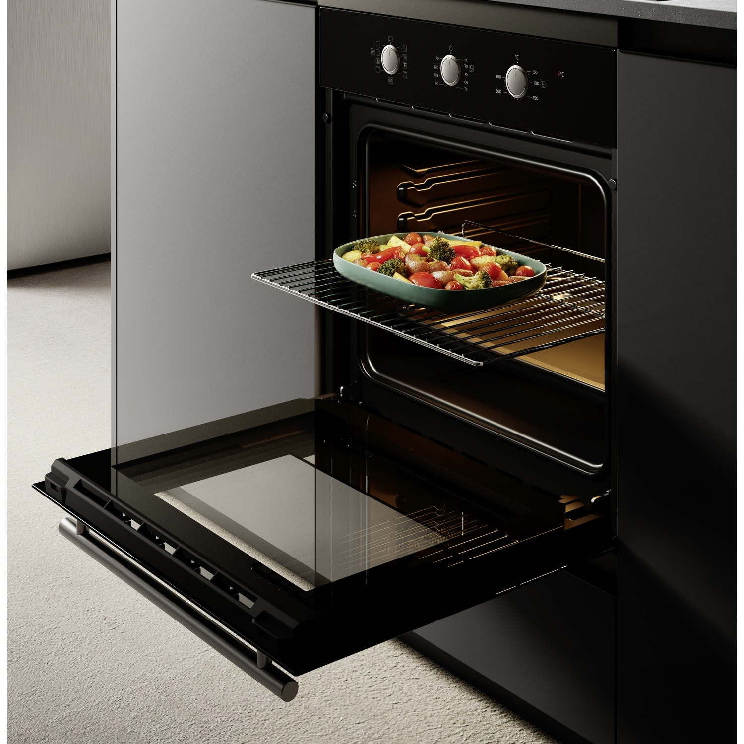 Un forno aperto con una teglia di verdure su una griglia all'interno.