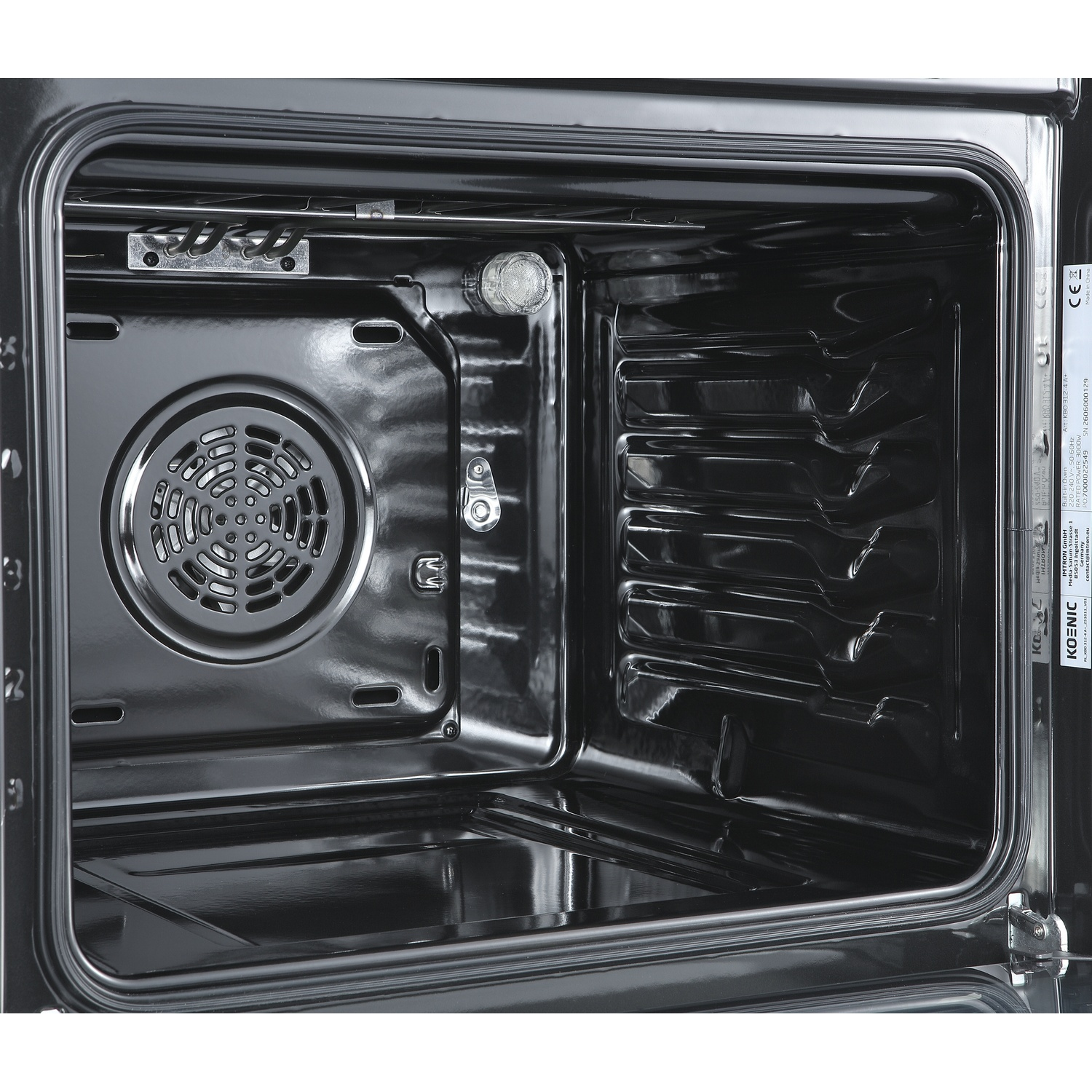 Interno di un forno nero pulito con prese d'aria e serpentine di riscaldamento.