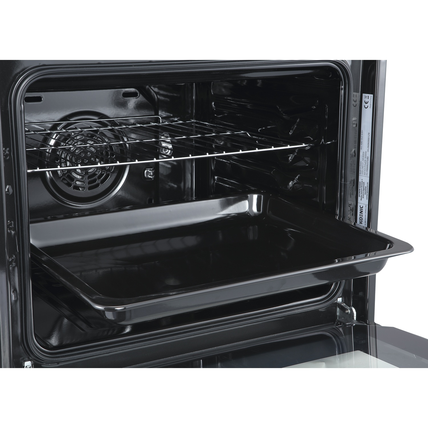 Interno di un forno nero con griglia estraibile e leccarda.