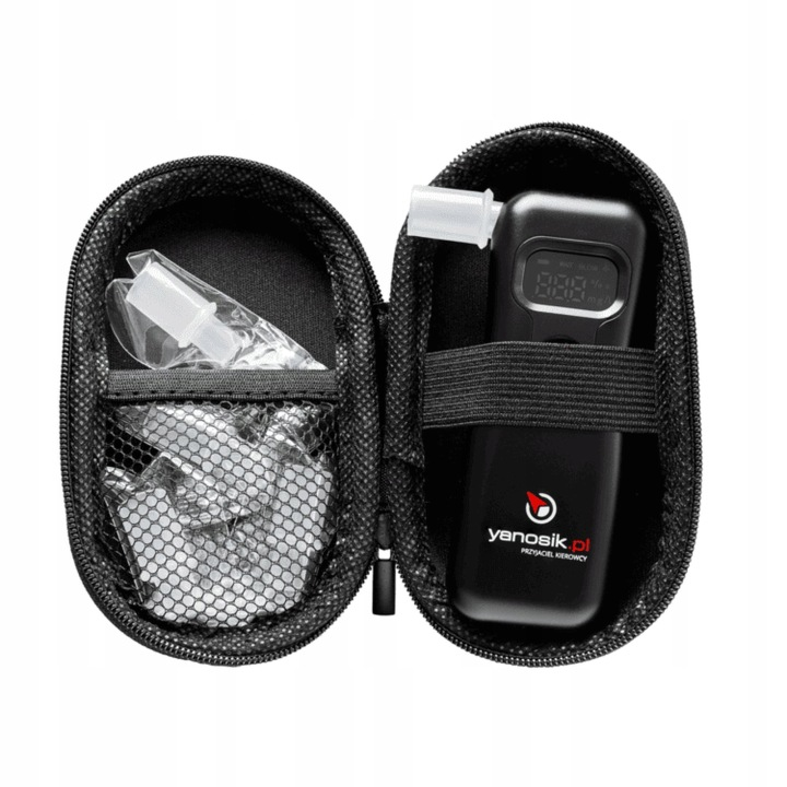 Czarne etui z alkomatem i ustnikami w środku.