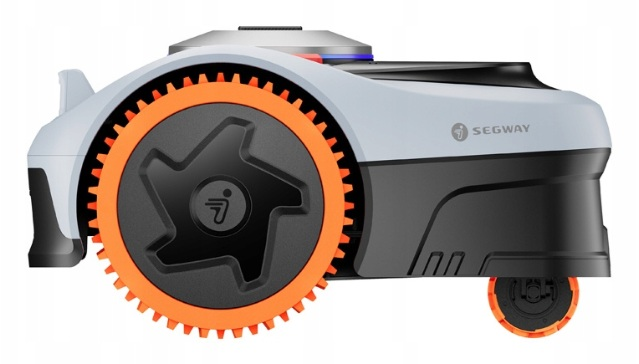 Biała i szara kosiarka automatyczna z dużymi pomarańczowymi kołami i logo Segway.